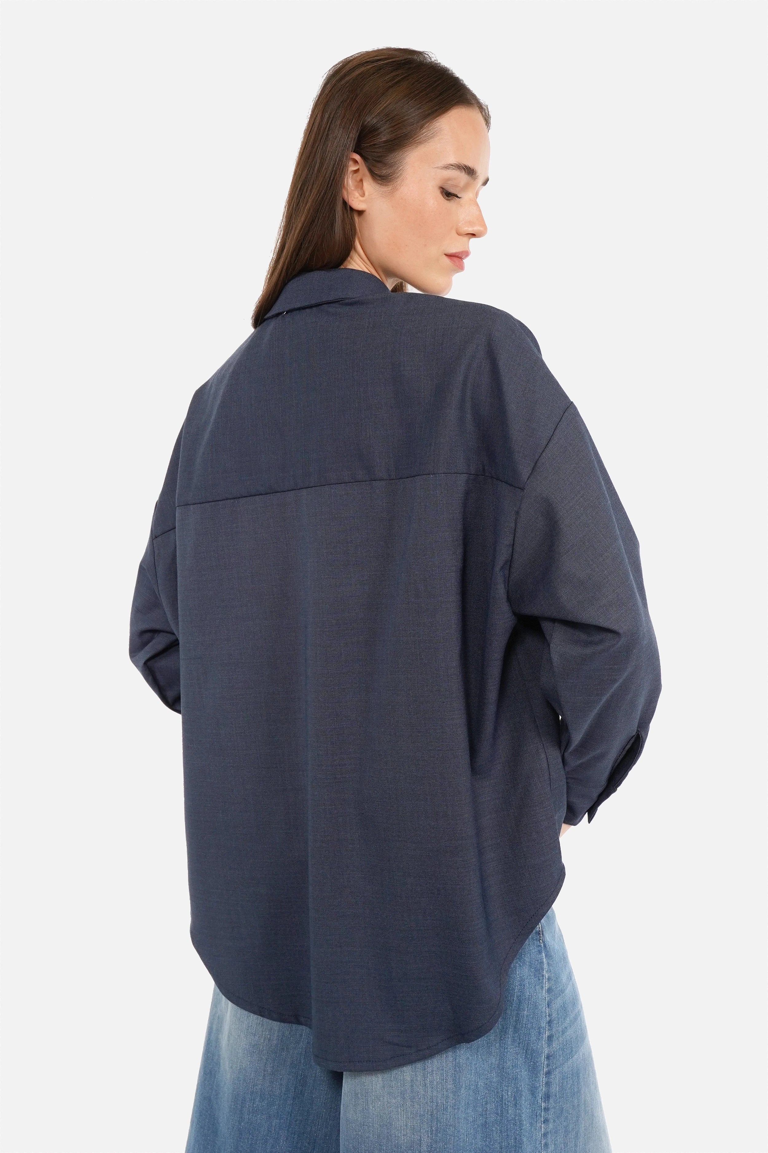 Weich fließende, asymmetrische Hemdbluse mit verlängertem Rückenteil und Manschettenärmeln