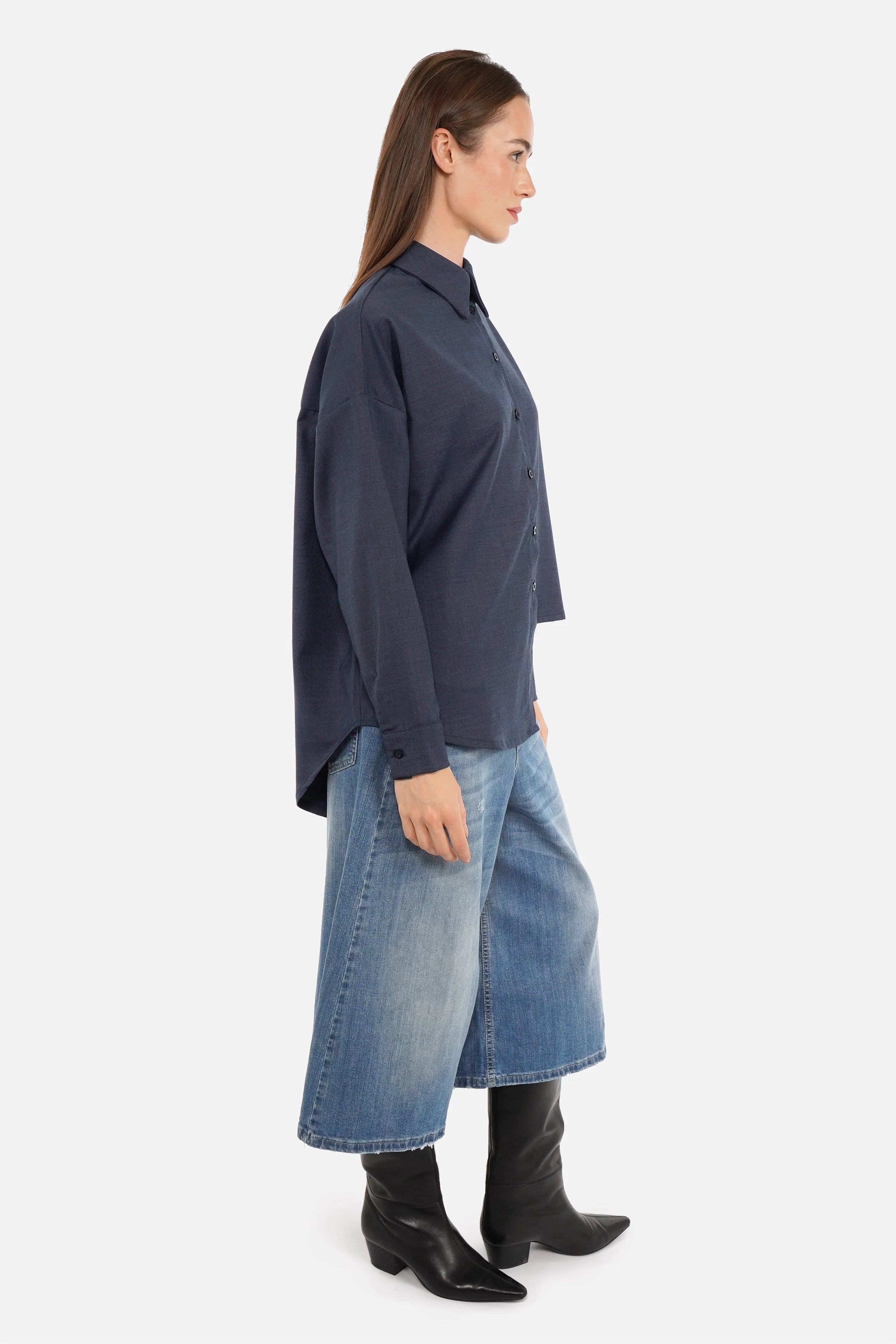 Asymmetrische Hemdbluse aus weich fließendem Material mit überschnittenen Schultern und klassischem Hemdkragen