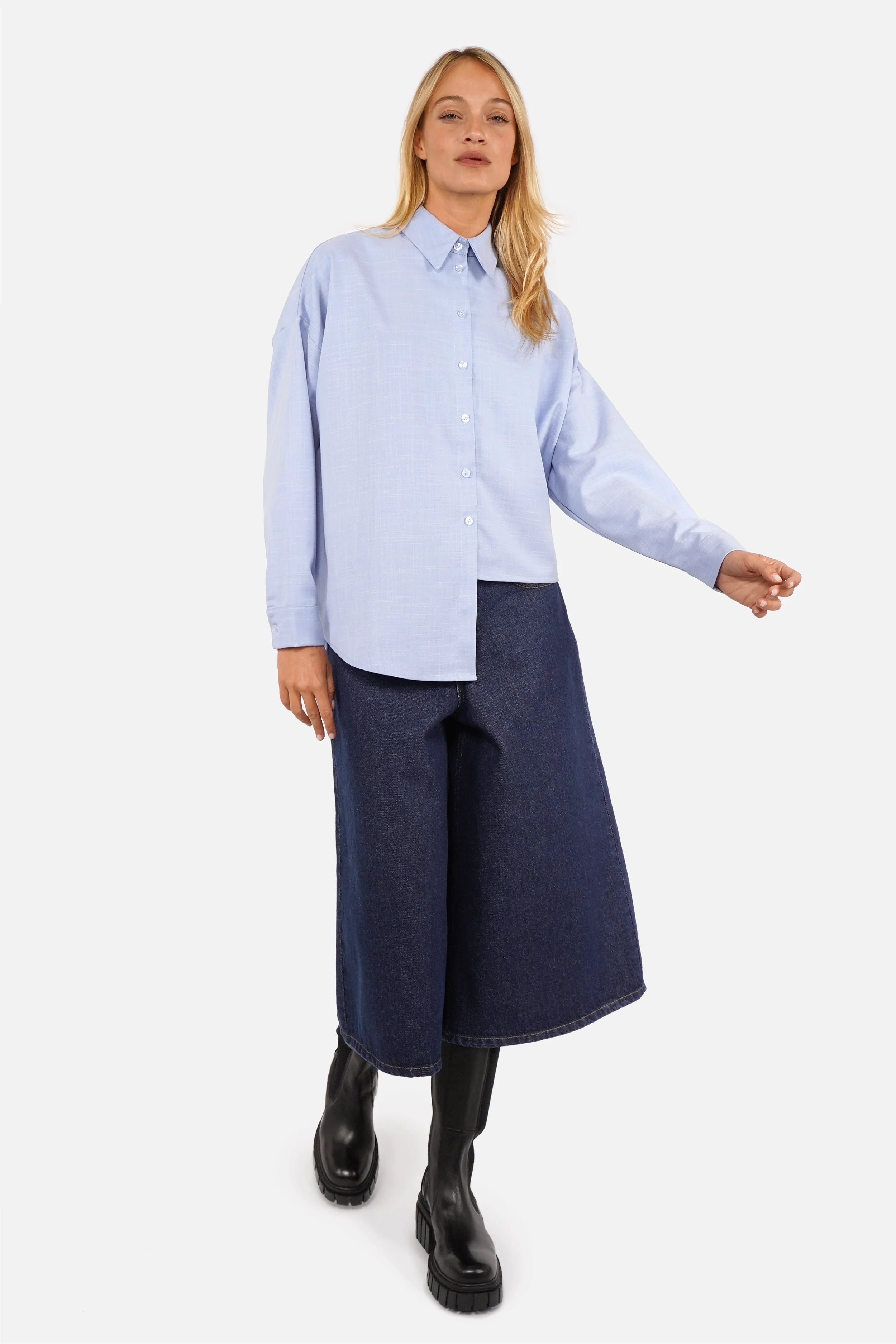 Damen Hemdbluse aus weich fließendem Material mit asymmetrischem Schnitt und abgerundetem Rückenteil