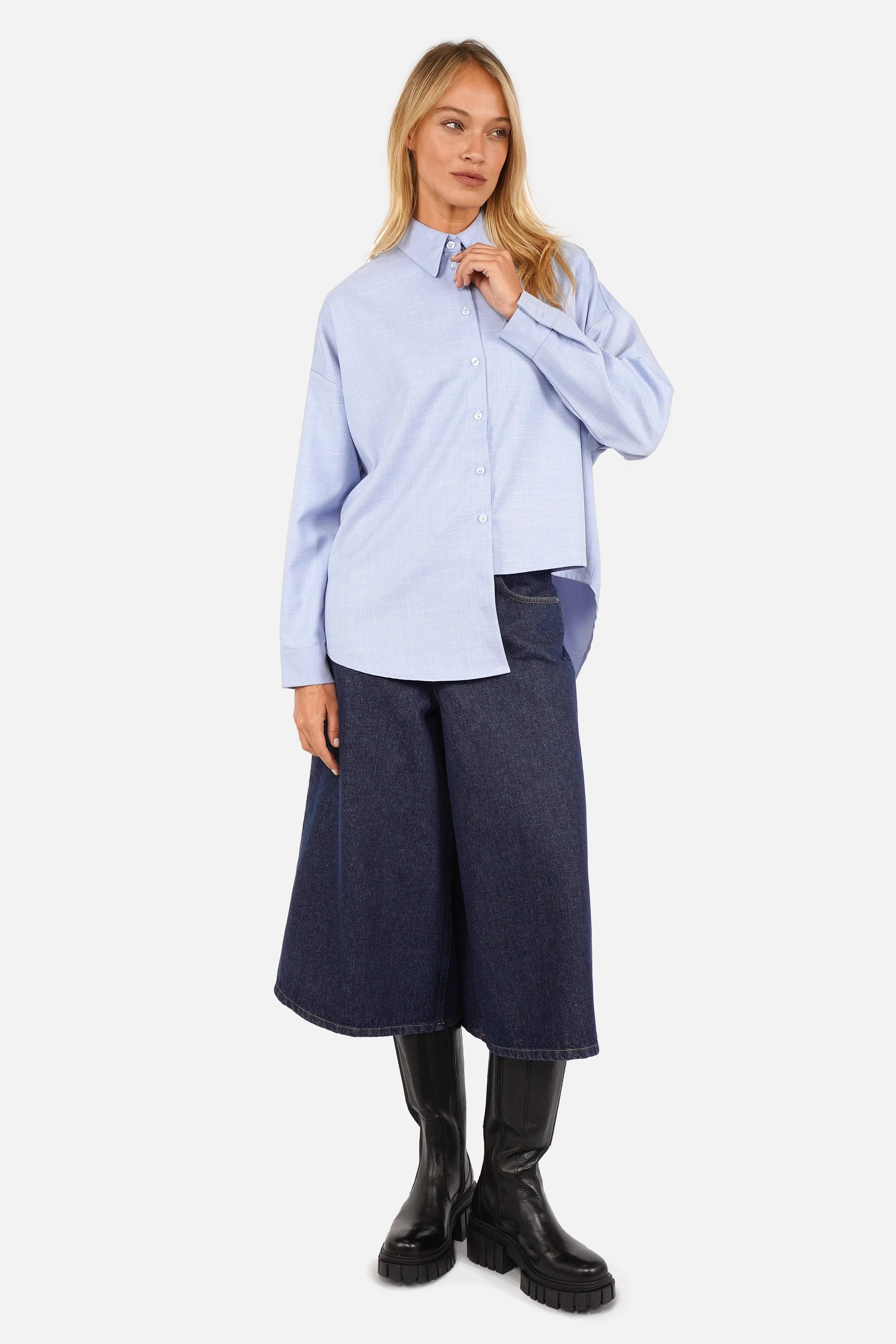 Asymmetrische Hemdbluse aus weich fließendem Material mit klassischem Kragen und verlängertem Rückenteil