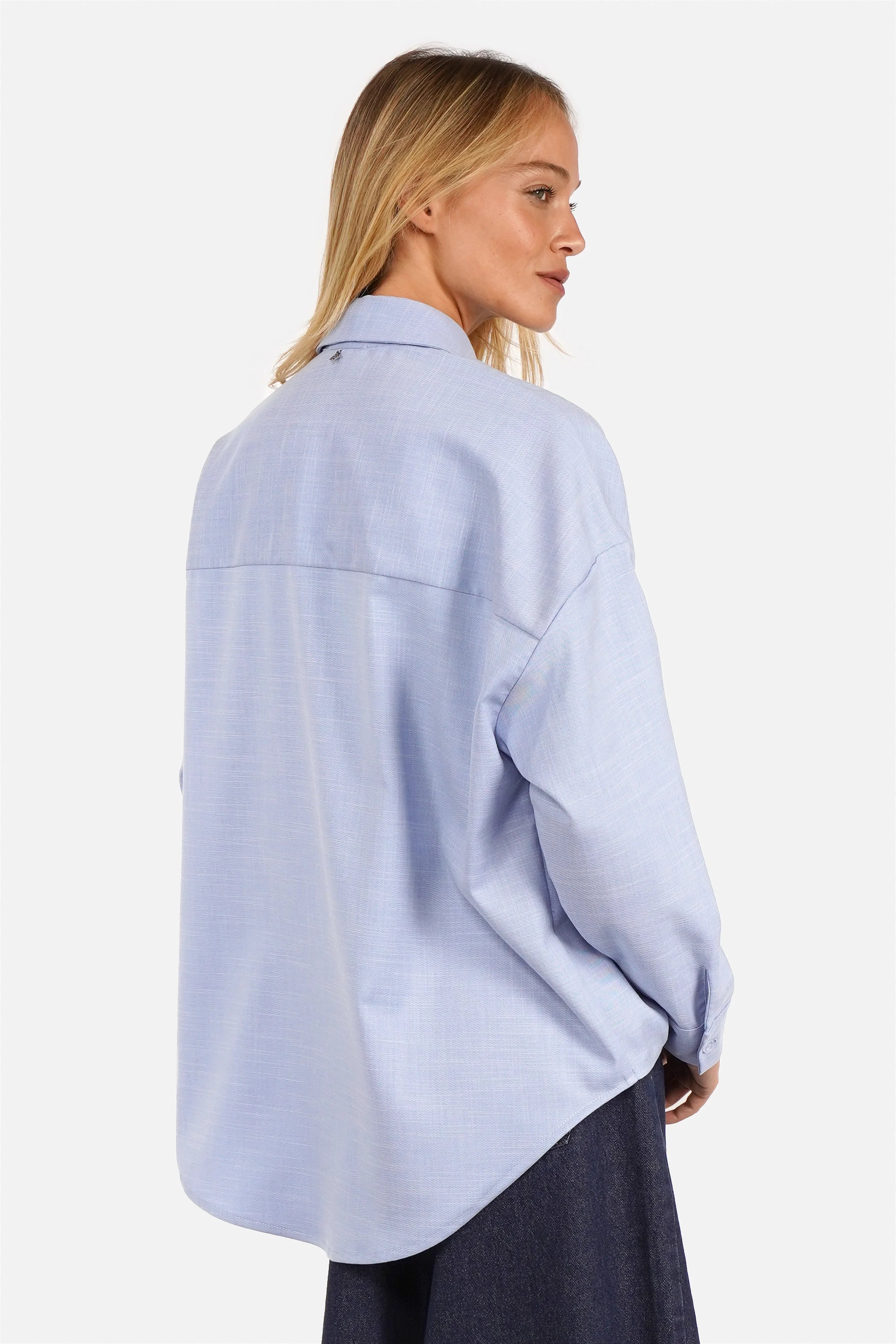 Asymmetrische Hemdbluse aus weich fließendem Material mit verlängertem Rückenteil und Manschettenärmeln