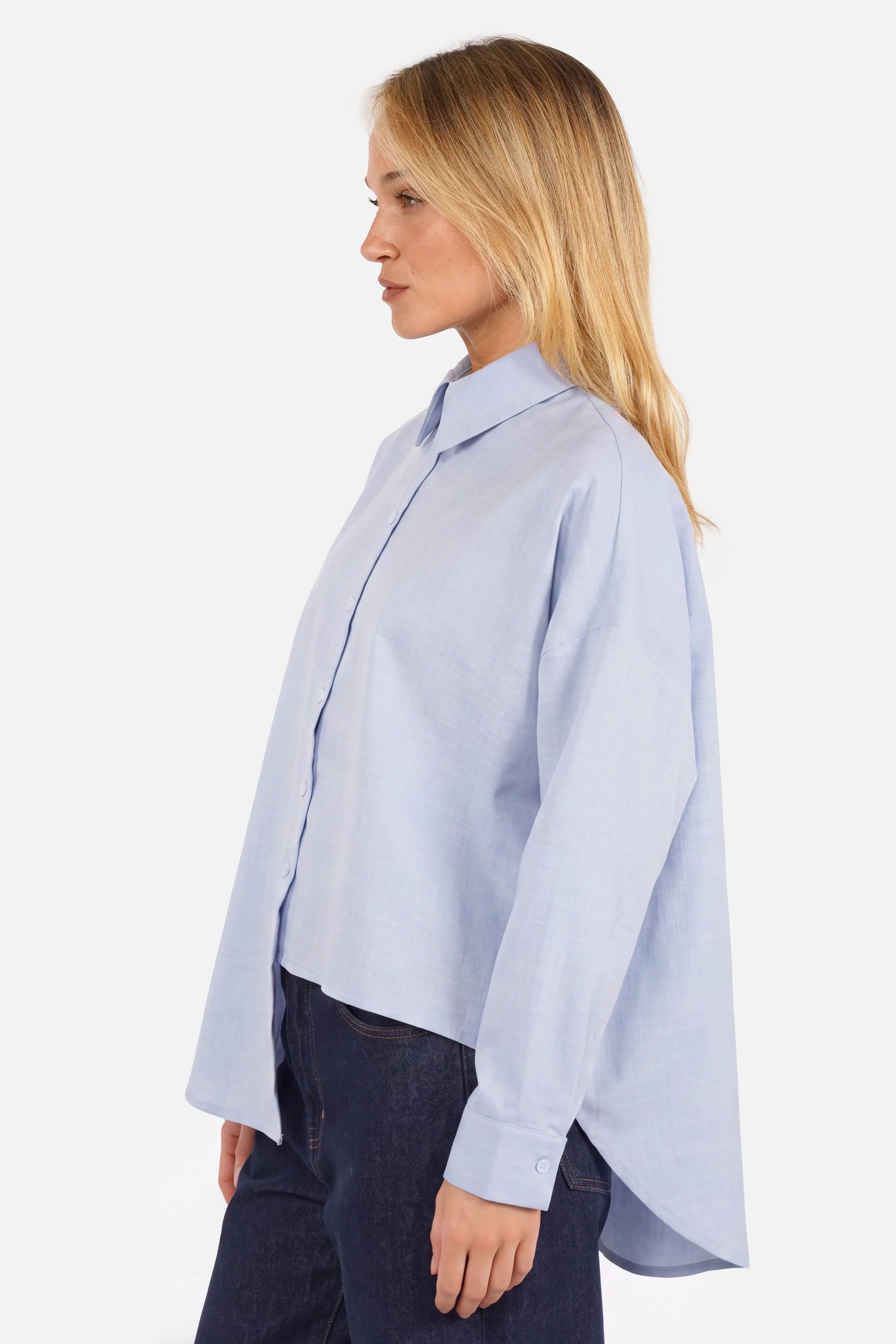Asymmetrische Hemdbluse aus weich fließendem Material mit verlängertem Rückenteil und Manschettenärmeln