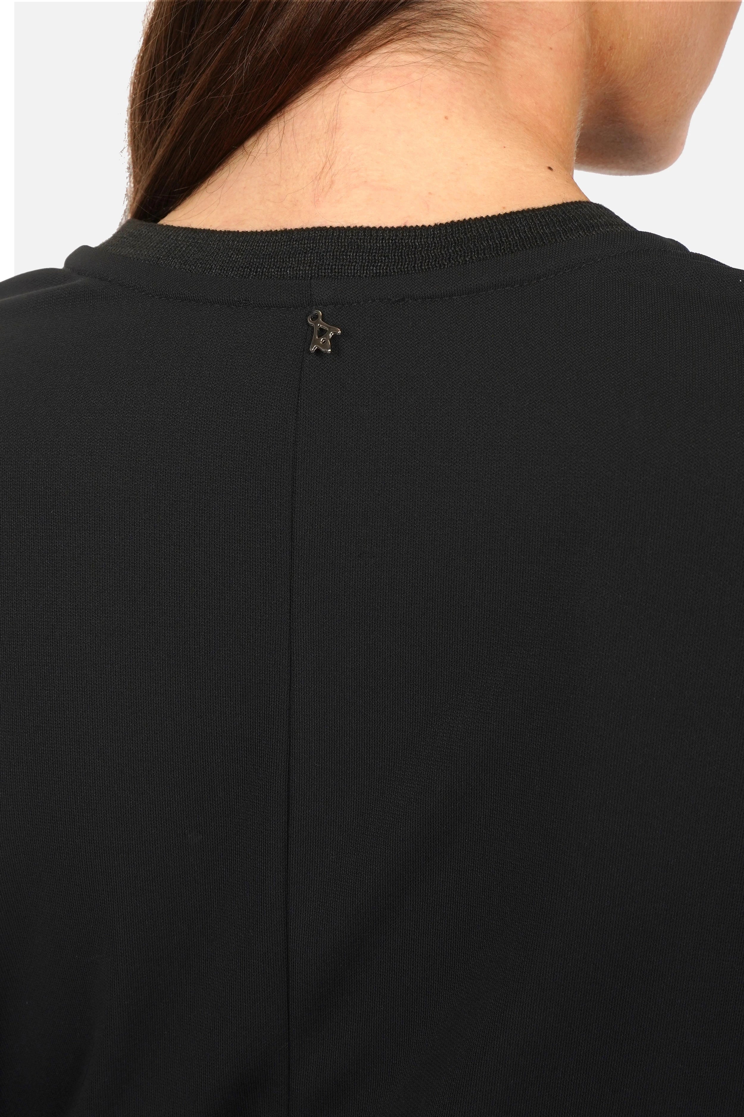 Elegantes Maxikleid FIONIE aus fließendem Polyester Jersey mit Rundhalsausschnitt und weitem Ärmel, schmaler Silhouette und Gehschlitz am Saum