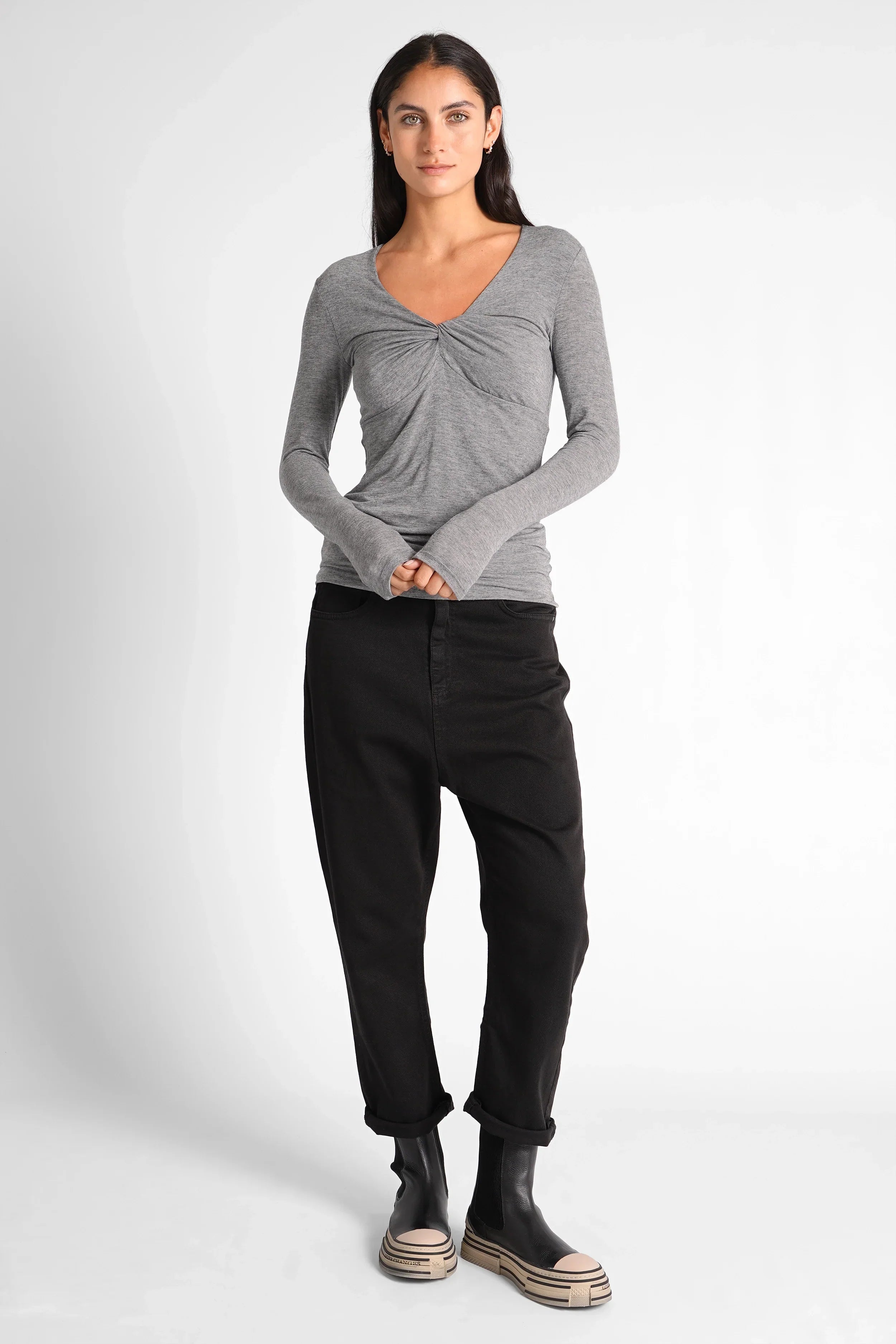 Feminine FLURRI Longsleeve in grey with V-neck twist detail and slim fit, made of soft cashmere blend