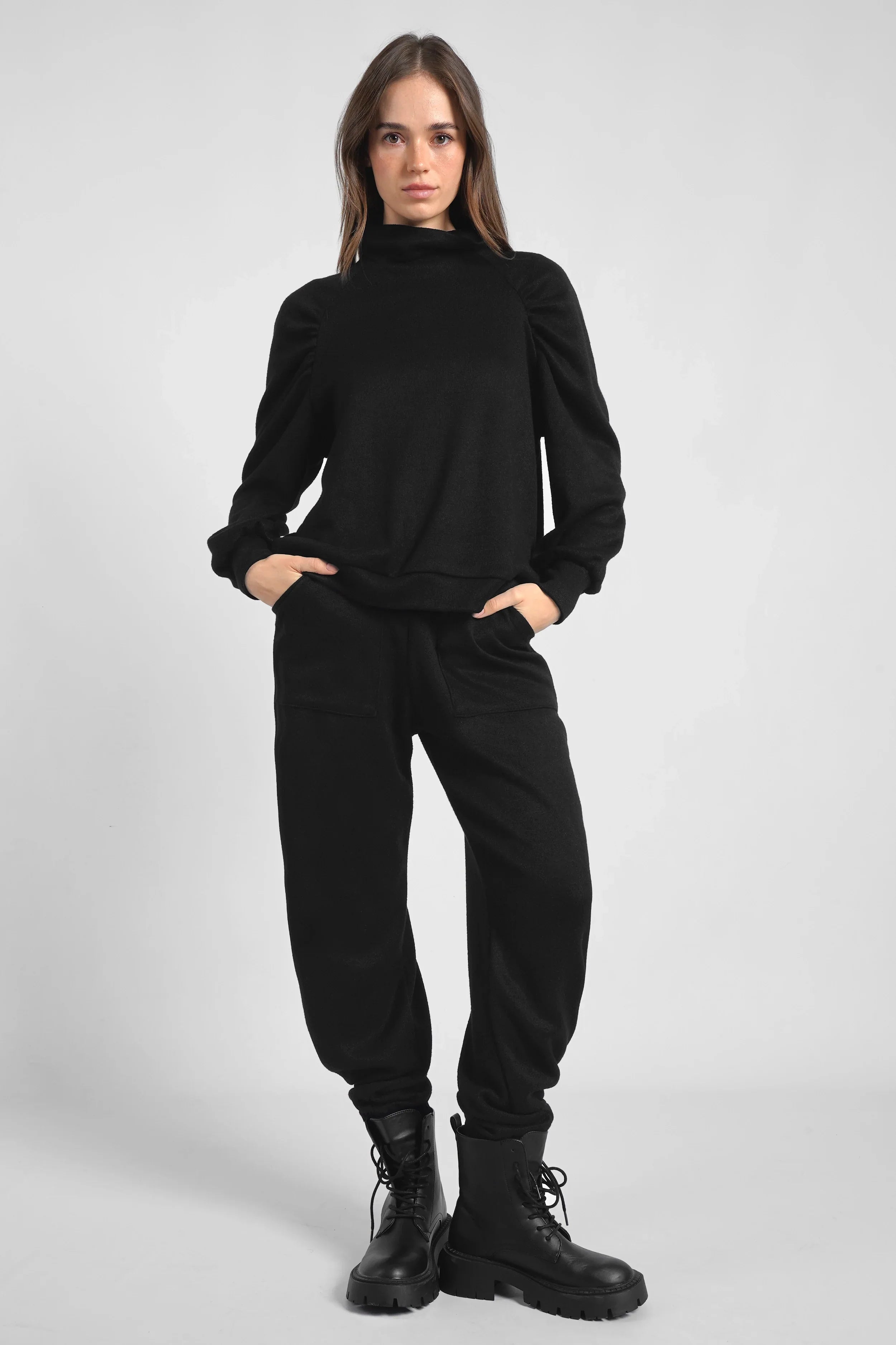 FRELA Jogpant aus softem Feinstrick mit elastischem Bund und gerippten Abschlüssen in Schwarz, getragen von Model.