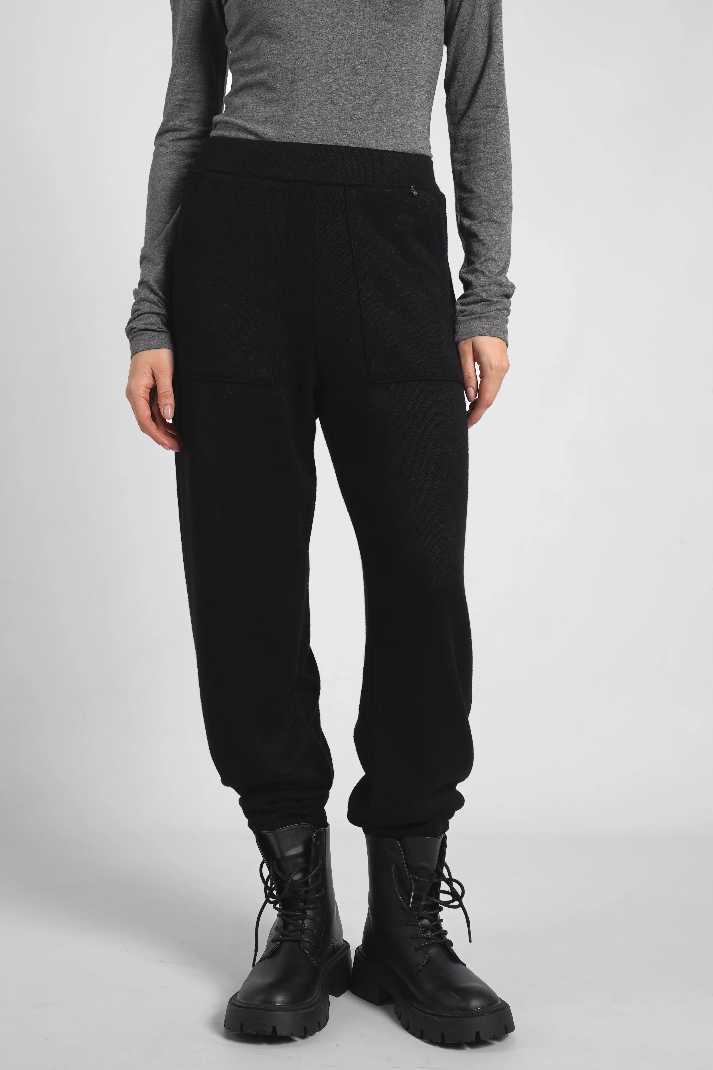 FRELA Jogpant aus weichem Feinstrick mit Gummibund, aufgesetzten Taschen und Bündchenabschlüssen in Schwarz