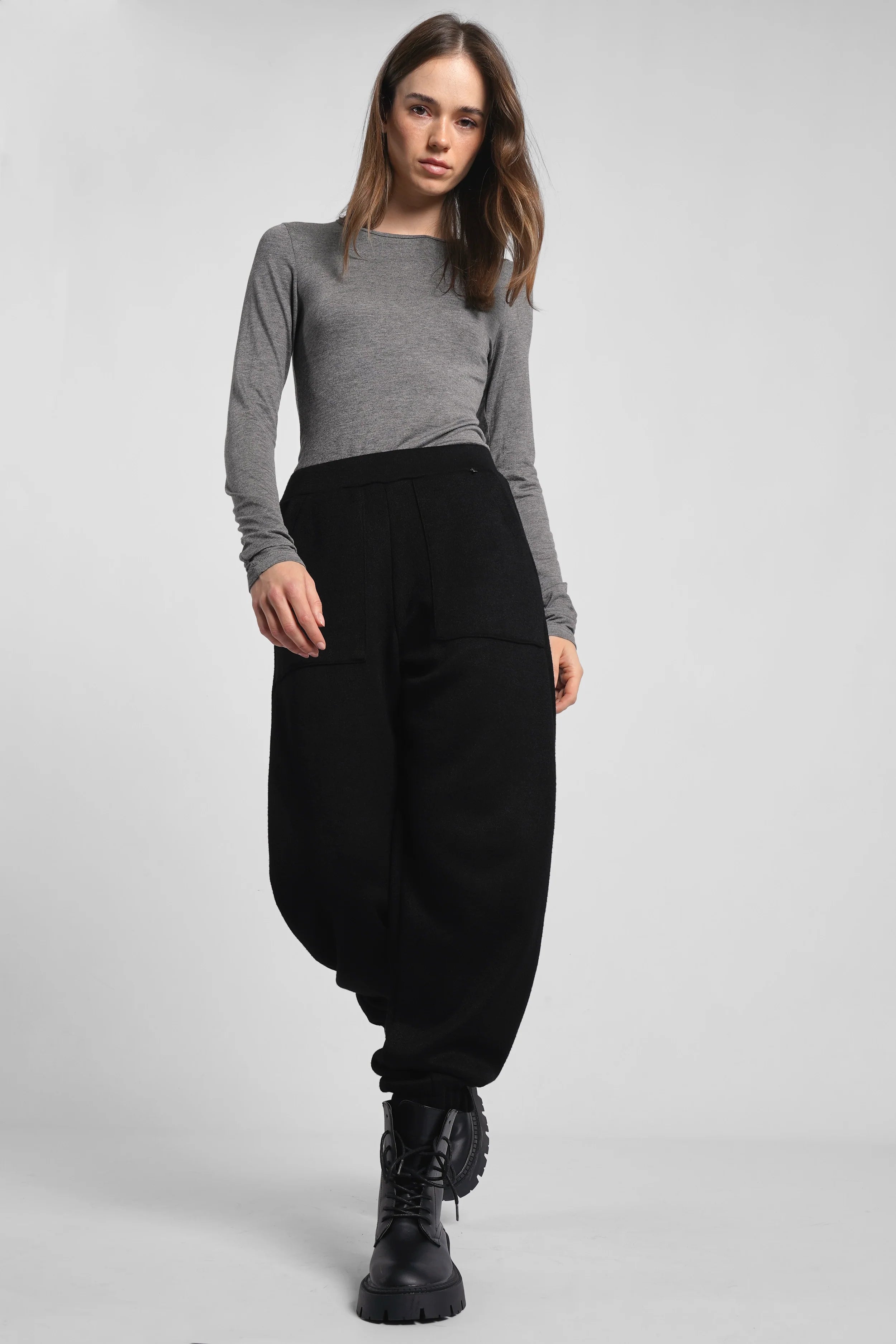 Woman wearing black FRELA Jogpant made of soft fine knit with elastic waistband and ribbed cuffs in relaxed fit