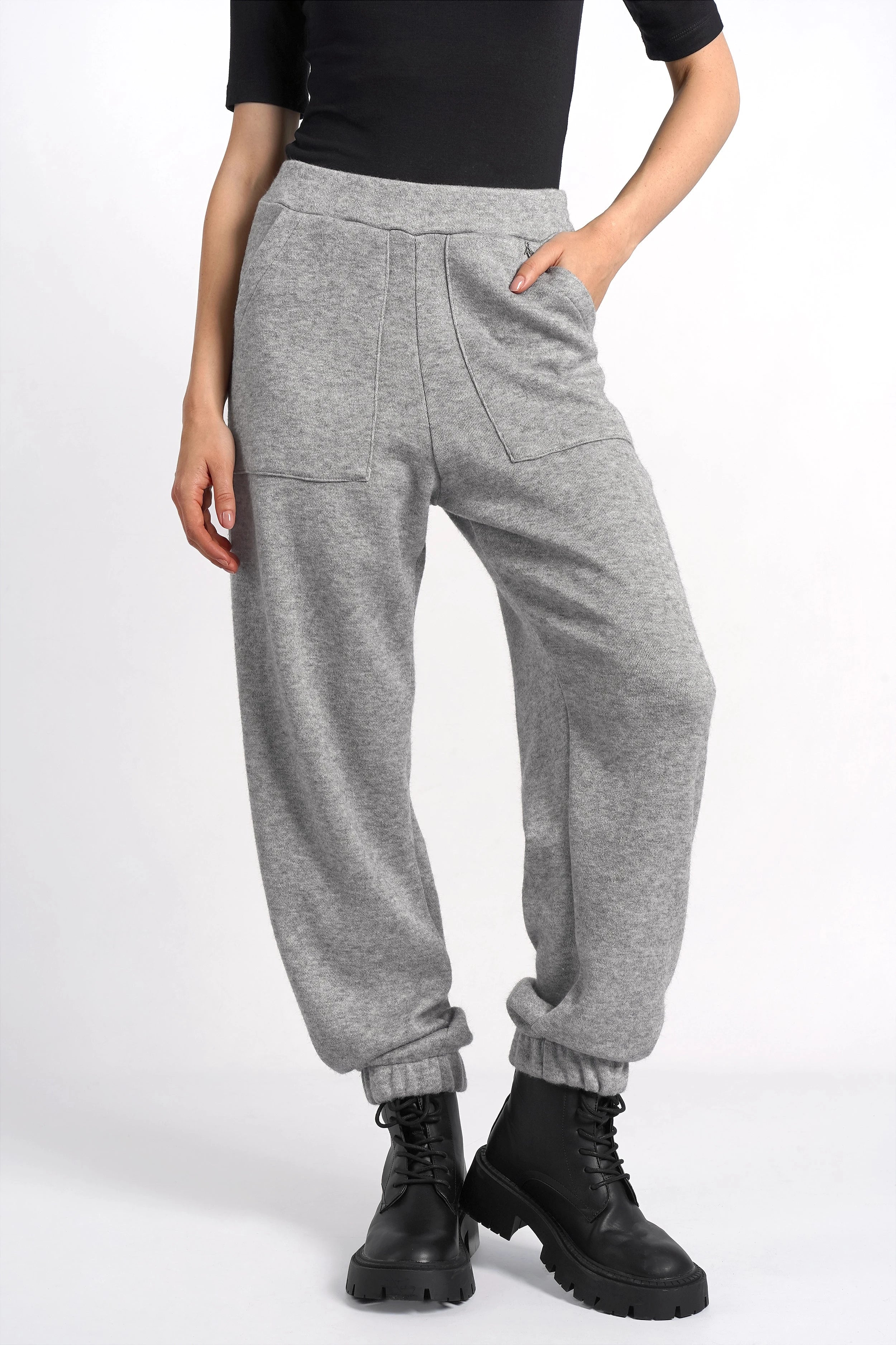 FRELA Jogpant aus weichem Feinstrick mit elastischem Bund und gerippten Bündchen in Grau