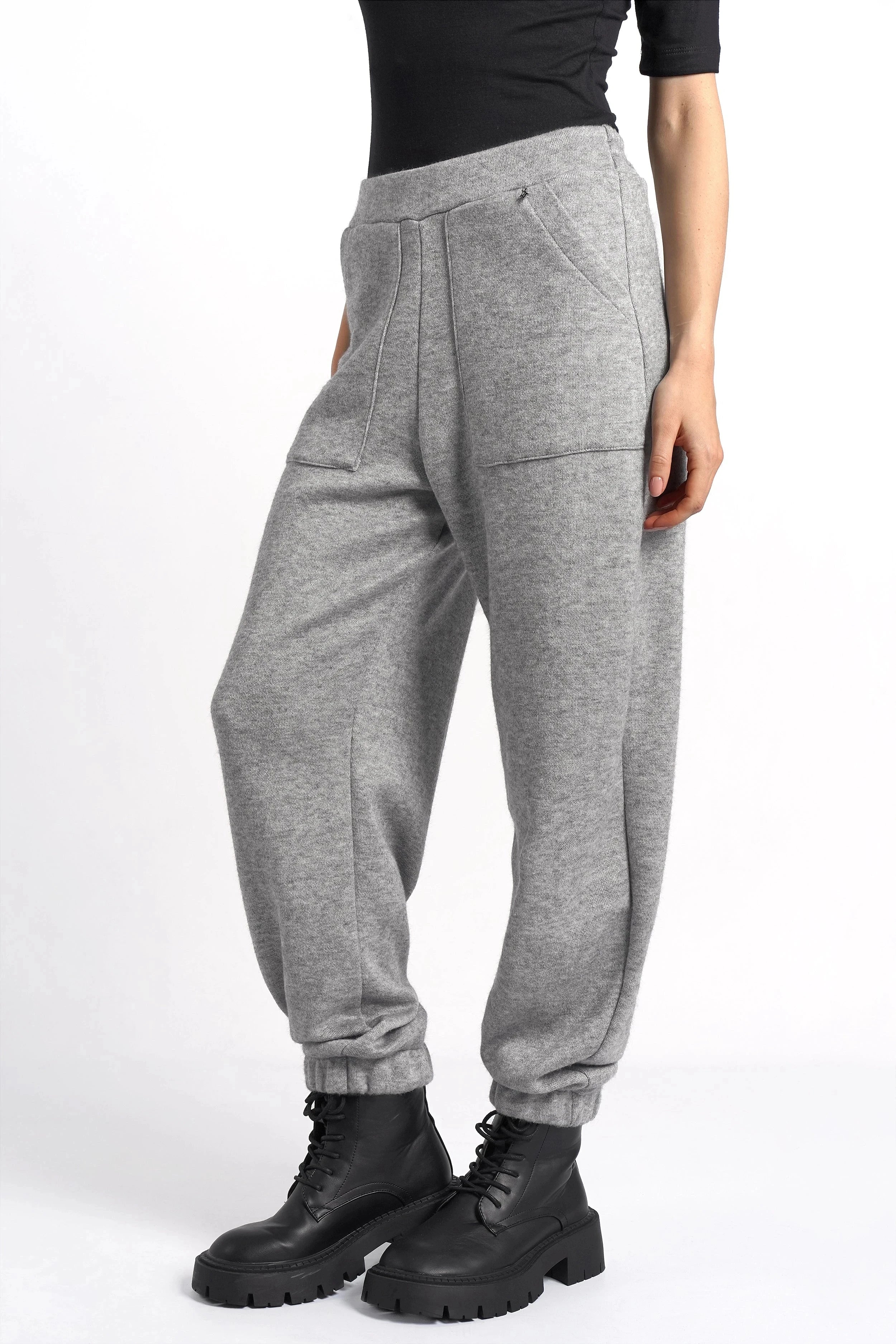 FRELA Jogpant aus weichem Feinstrick, elastischem Bund, aufgesetzten Taschen und relaxed Fit in Grau
