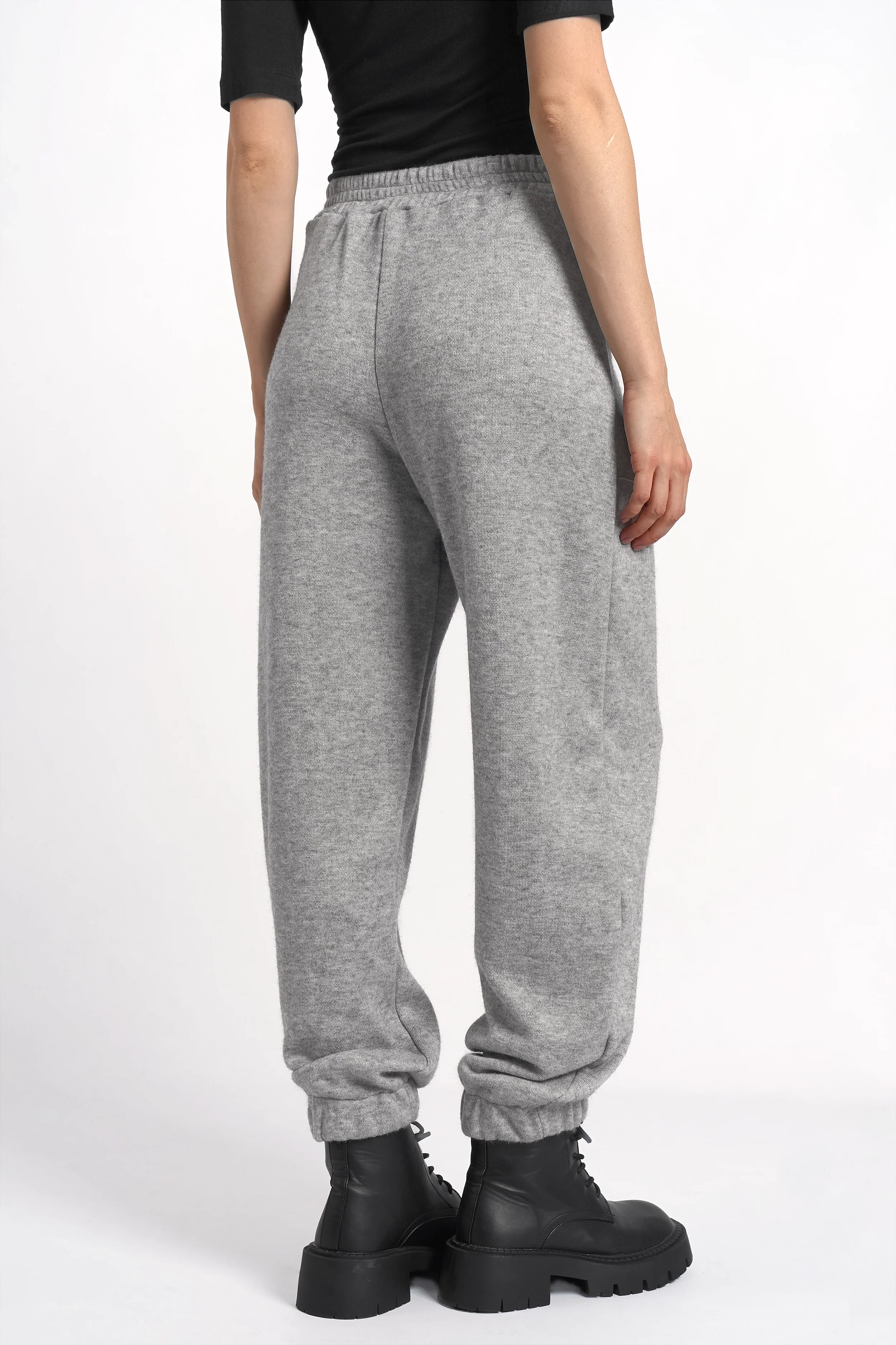 FRELA Jogpant aus softem grauem Feinstrick mit elastischem Bund und gerippten Bündchen