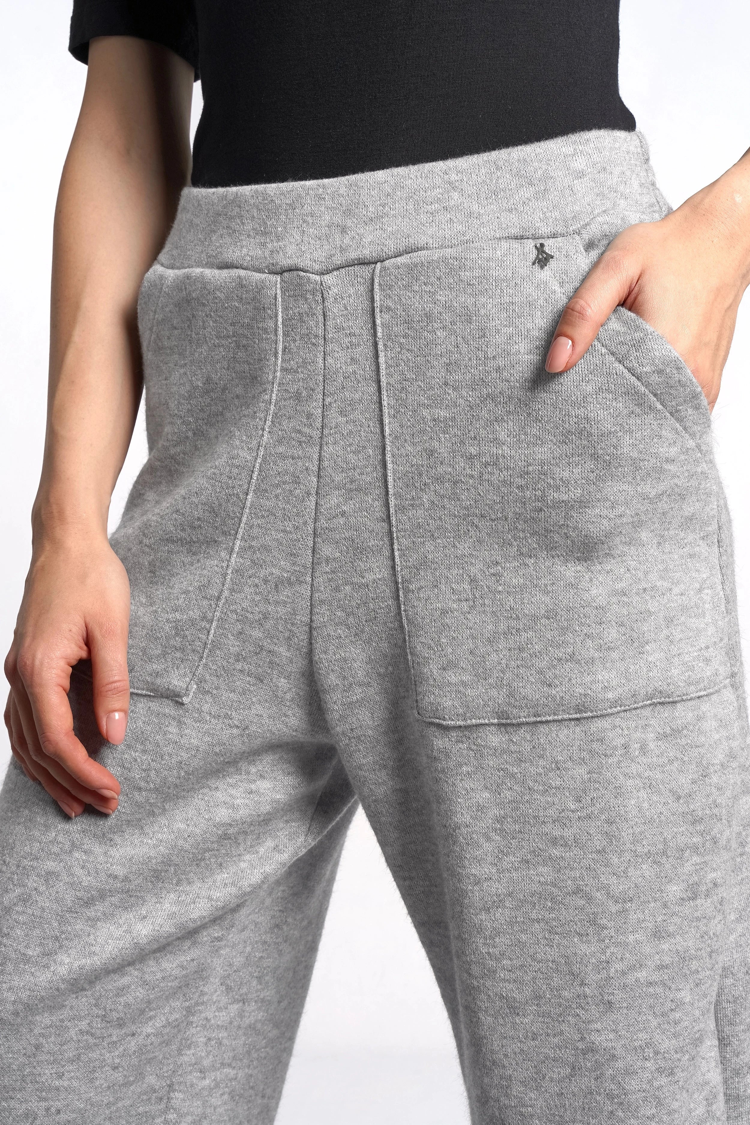 FRELA Jogpant aus weichem Feinstrick mit elastischem Bund und aufgesetzten Taschen in Grau