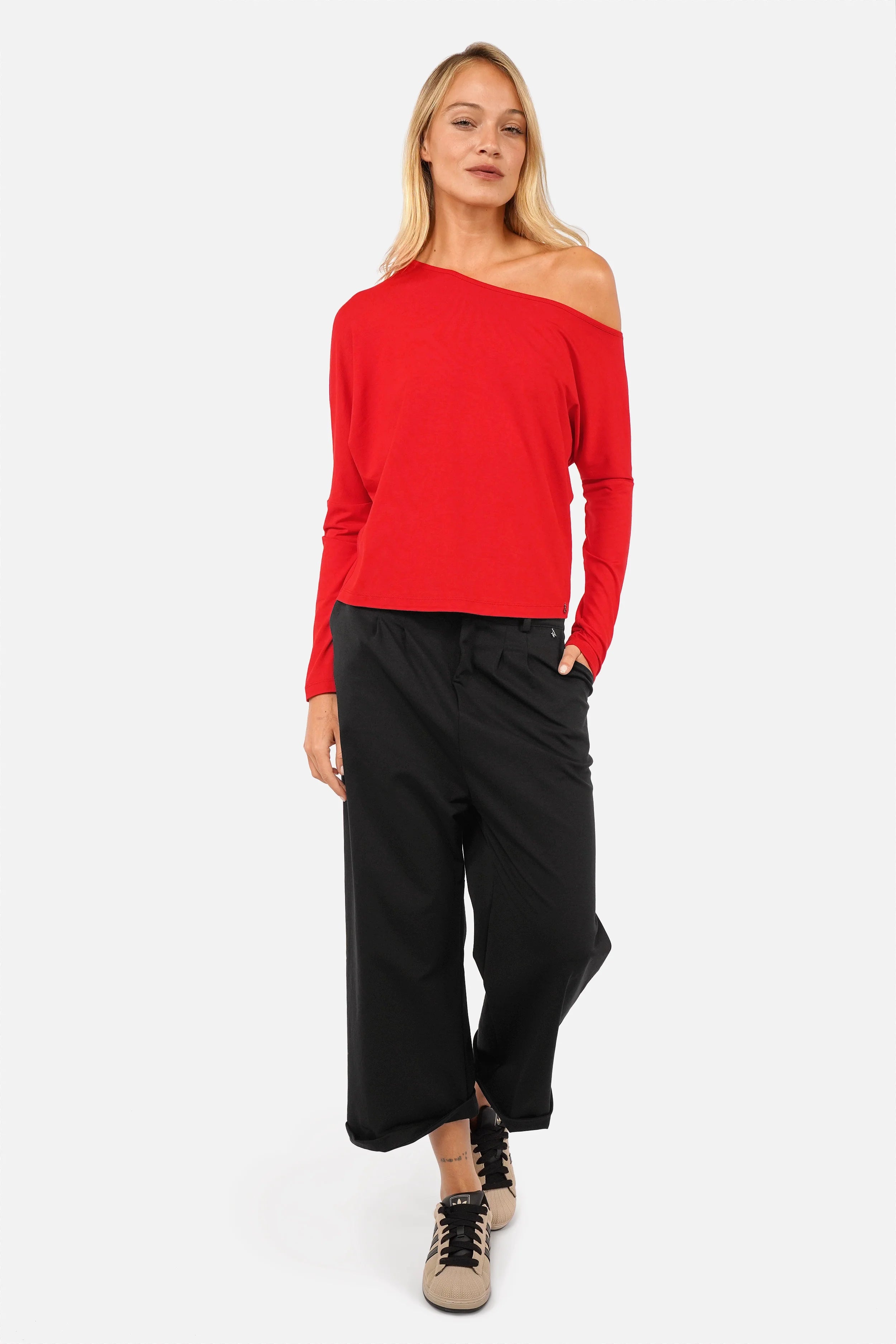 FRYA One Shoulder Longsleeve mit asymmetrischem Ausschnitt und leichten Fledermausärmeln aus fließender Viskose
