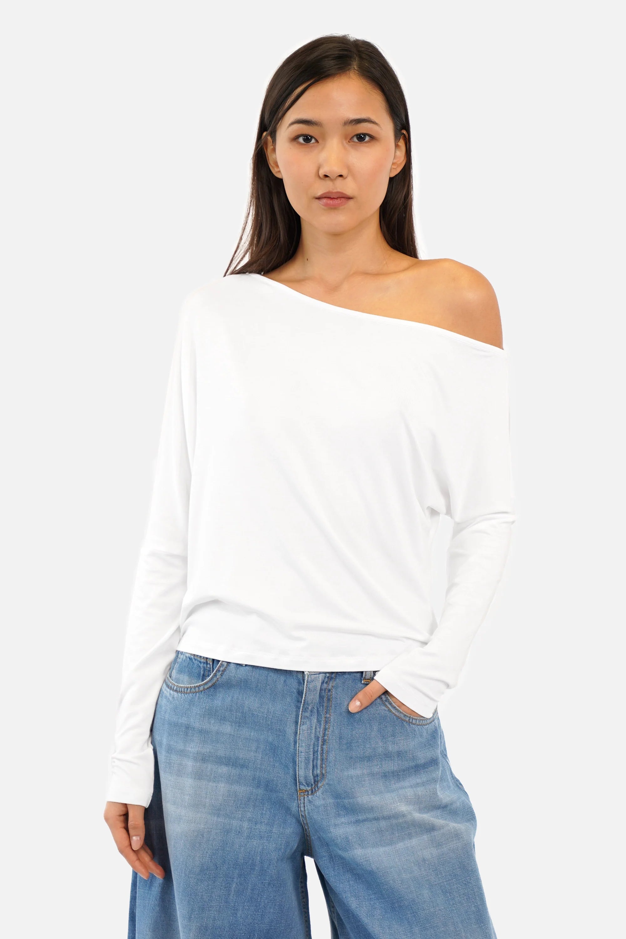 FRYA asymmetrisches Longsleeve mit leichtem Viskosestoff, asymmetrischem Ausschnitt und Fledermausärmeln in Regular Fit.