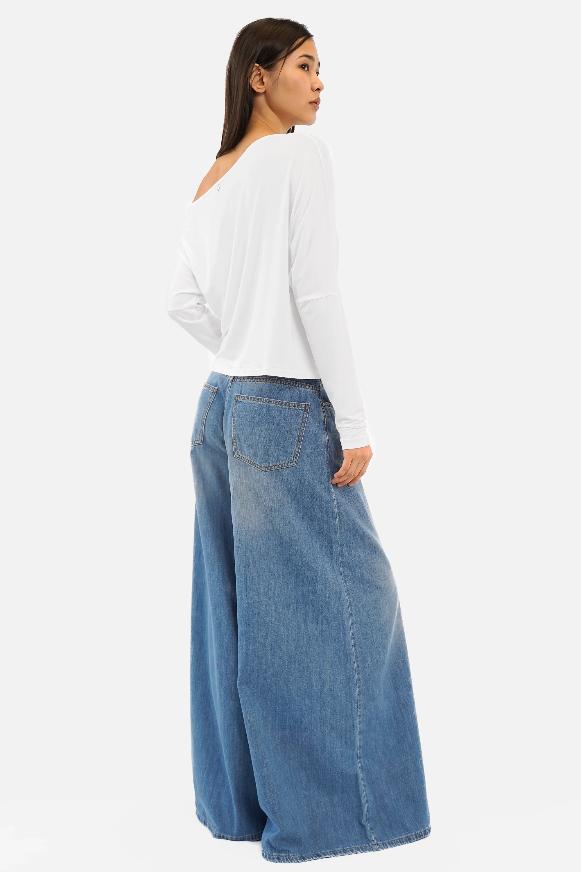 FRYA asymmetrisches Longsleeve aus leichter Viskose mit überschnittenen Schultern und Fledermausärmeln in Regular Fit