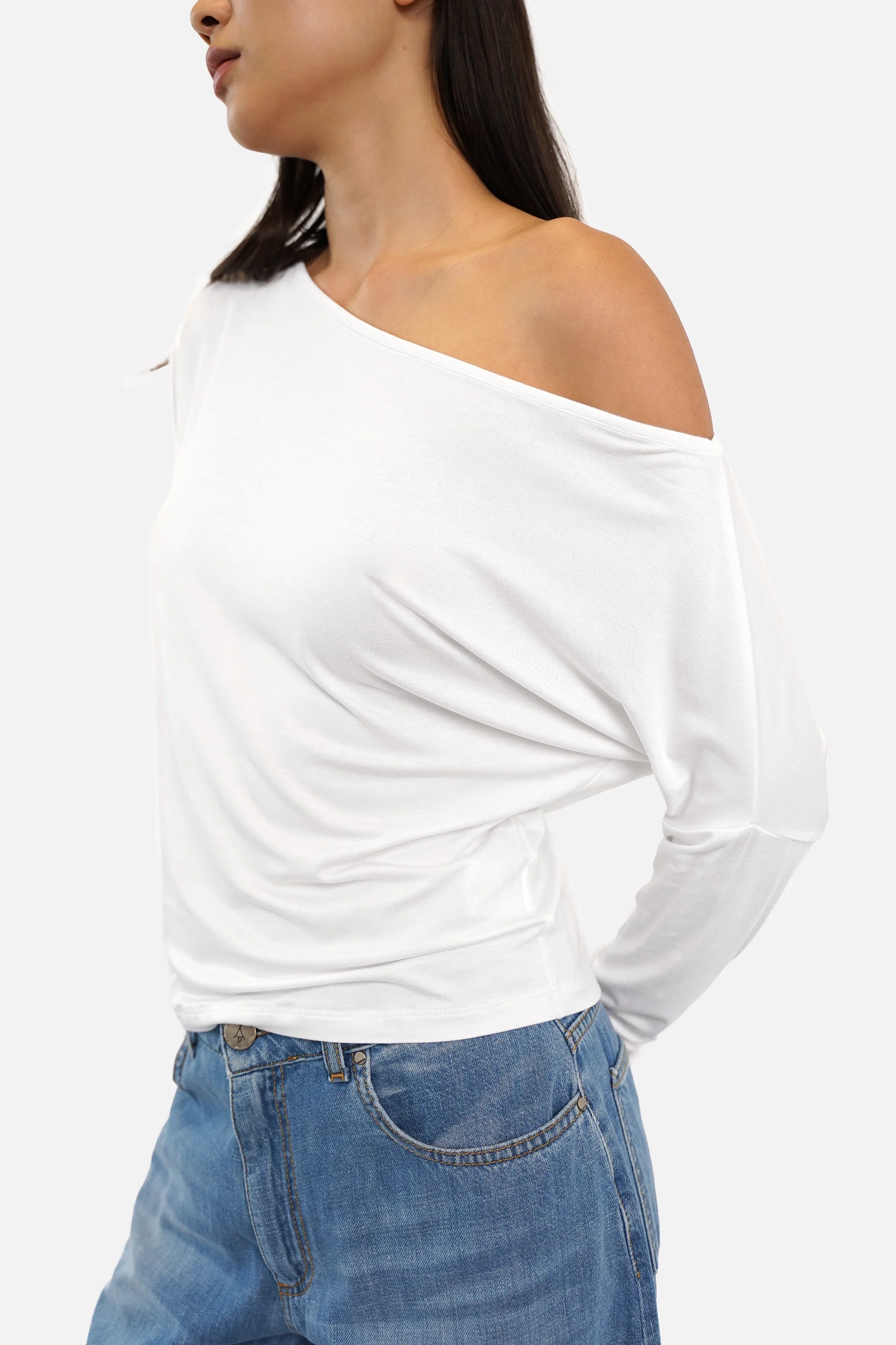 FRYA asymmetrisches Longsleeve aus leichter Viskose mit überschnittenen Schultern und Fledermausärmeln in Regular Fit