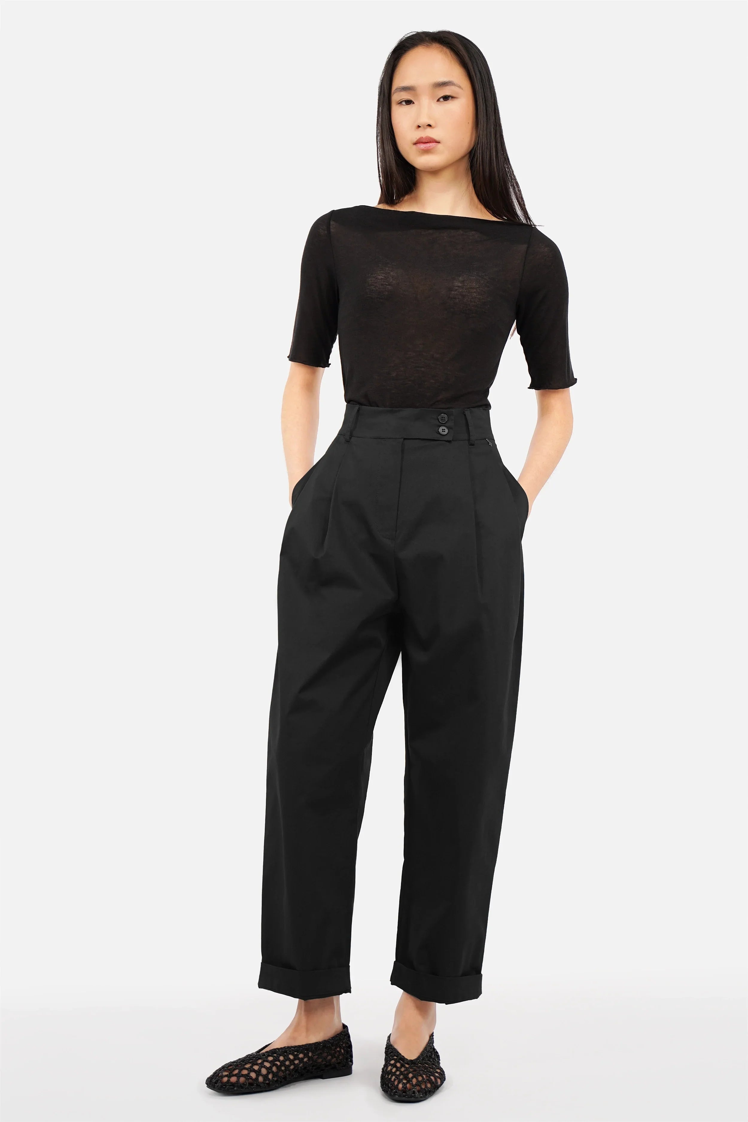 Leichte GINIA Barrel-Chino-Hose aus Baumwolle mit modernem Schnitt und elastischem Bund.