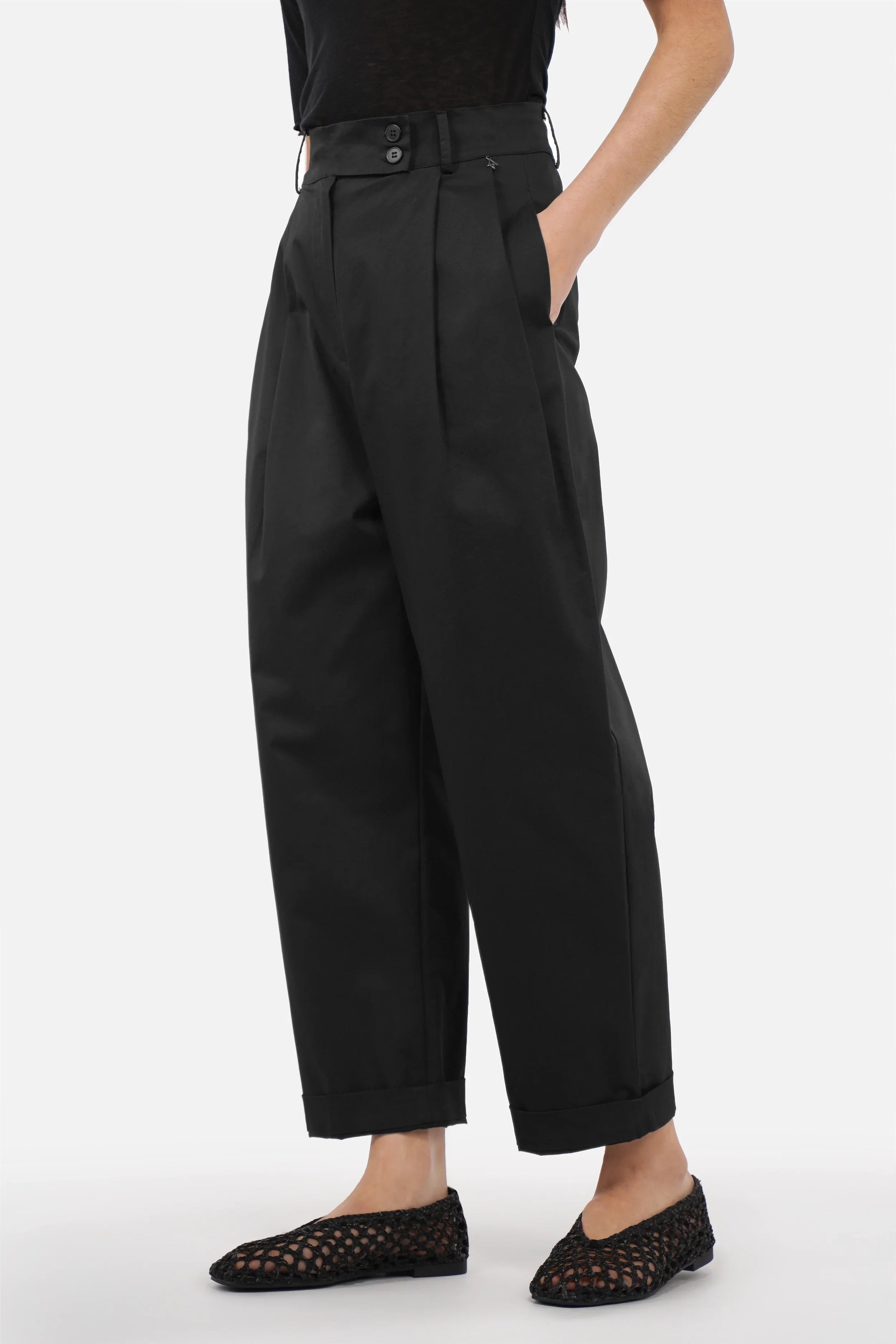 Moderne GINIA Barrel-Chino-Hose aus leichtem Baumwollstoff mit klarer Silhouette und elastischem Bund