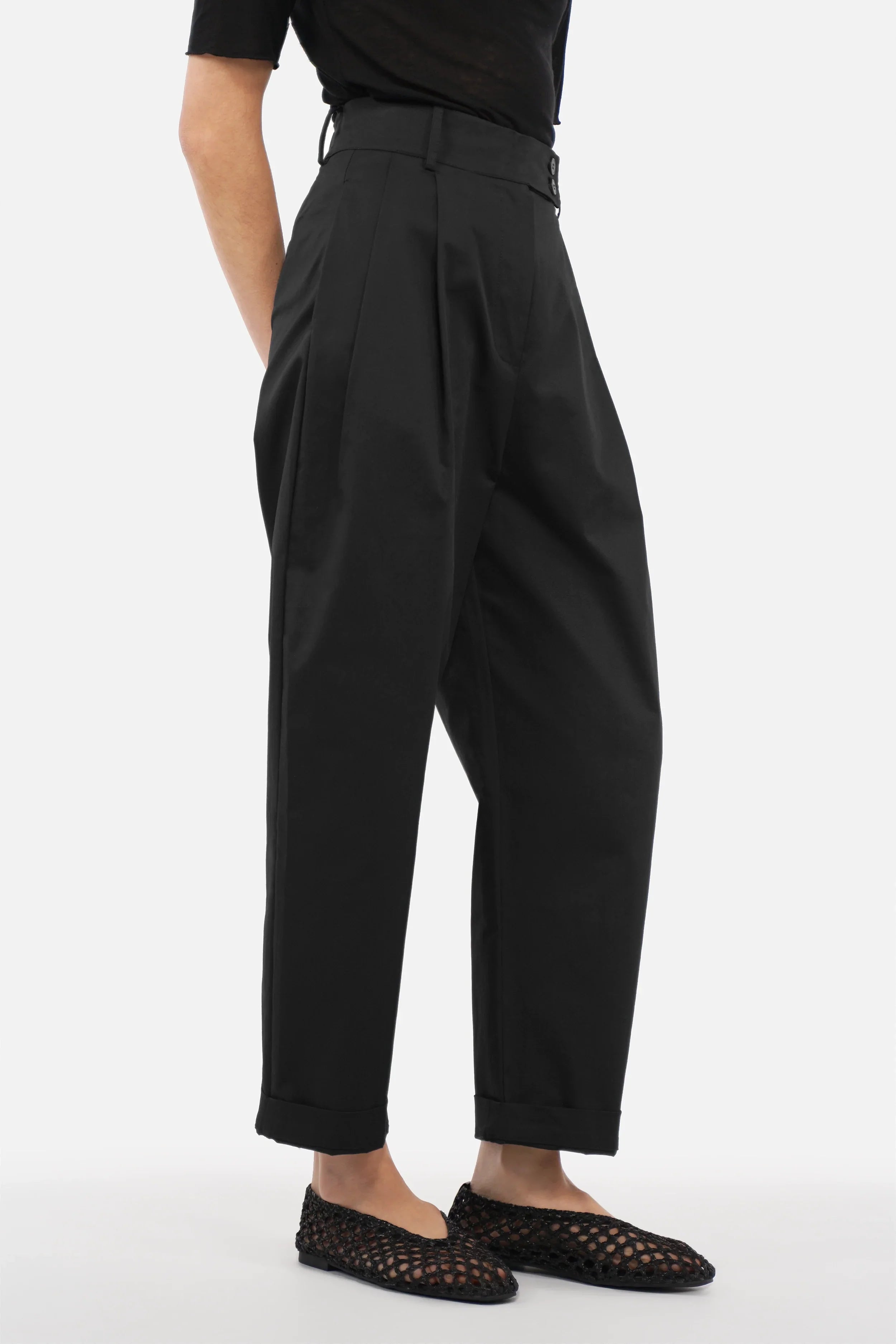 Beige Barrel-Chino-Hose aus leichtem Baumwollstoff mit moderner Silhouette und elastischem Bund