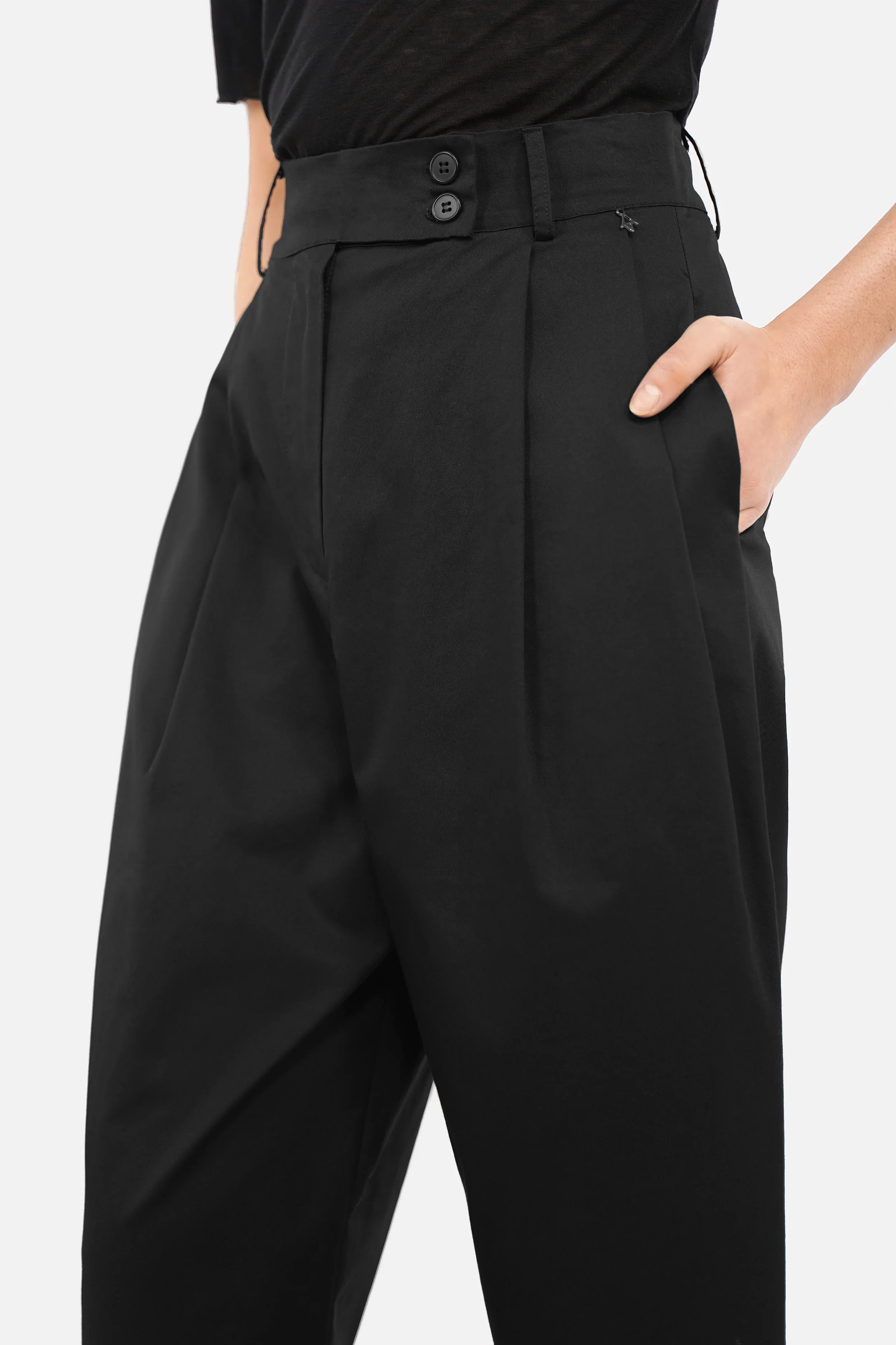 Schlichte GINIA Barrel-Chino-Hose aus leichtem Baumwollstoff mit elastischem Bund und entspannter Passform