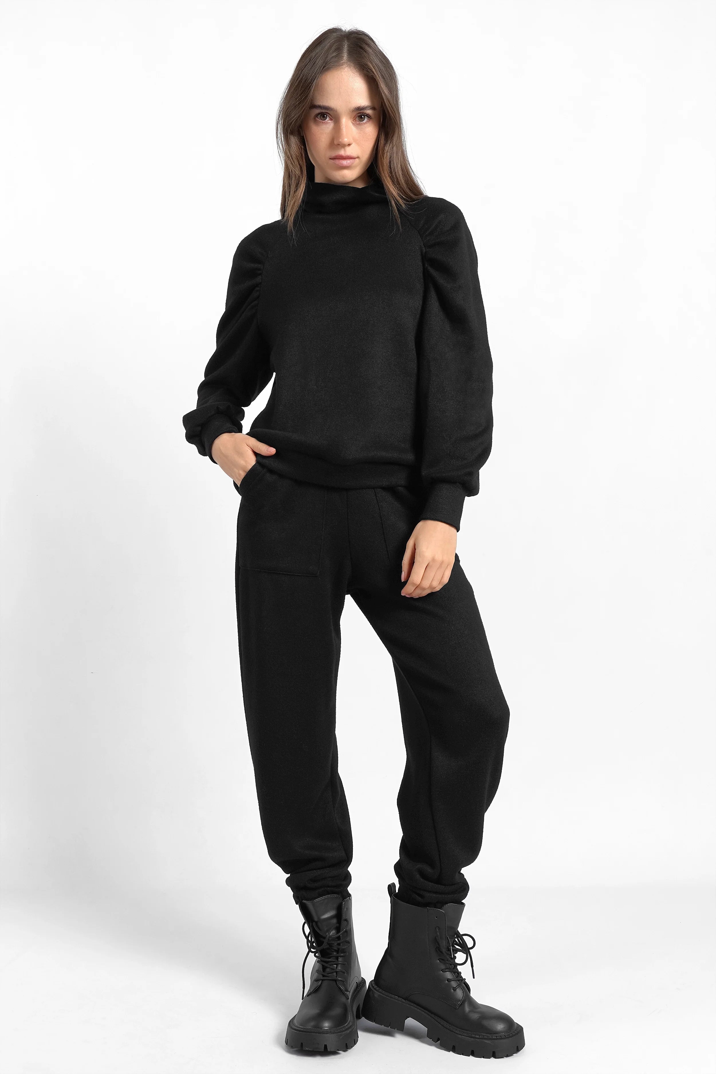 Schwarzes Oberteil aus softem Feinstrick mit Stehkragen und Raglanärmeln in Regular Fit