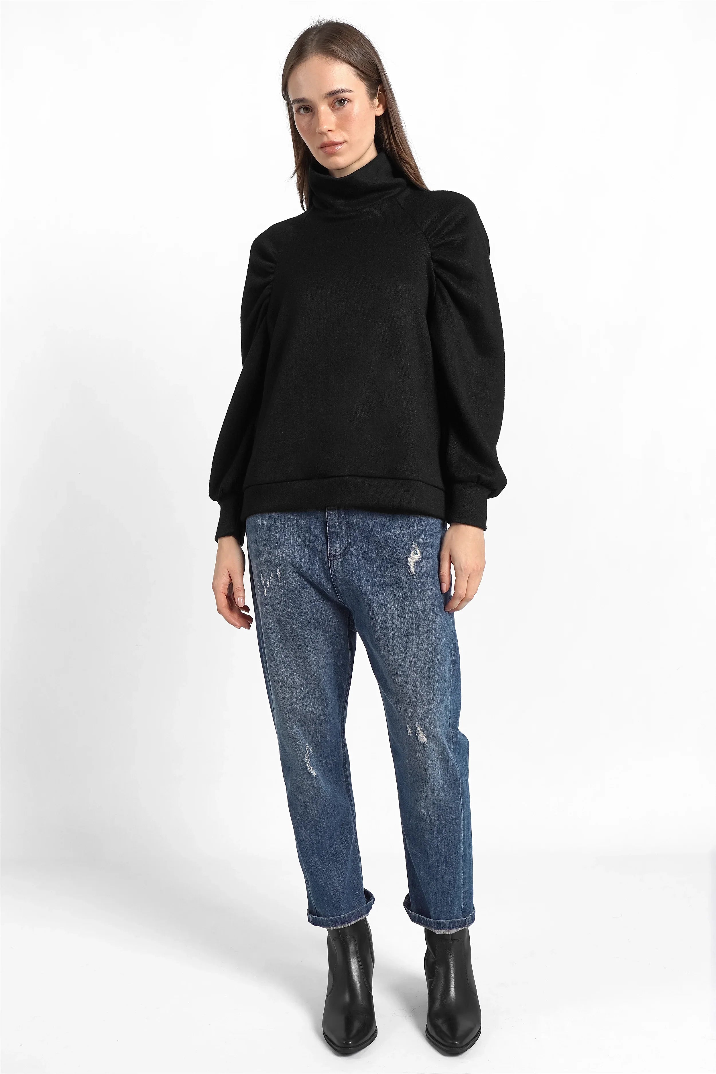 Schwarzes Oberteil aus softem Feinstrick mit Stehkragen und Raglanärmeln, Regular Fit