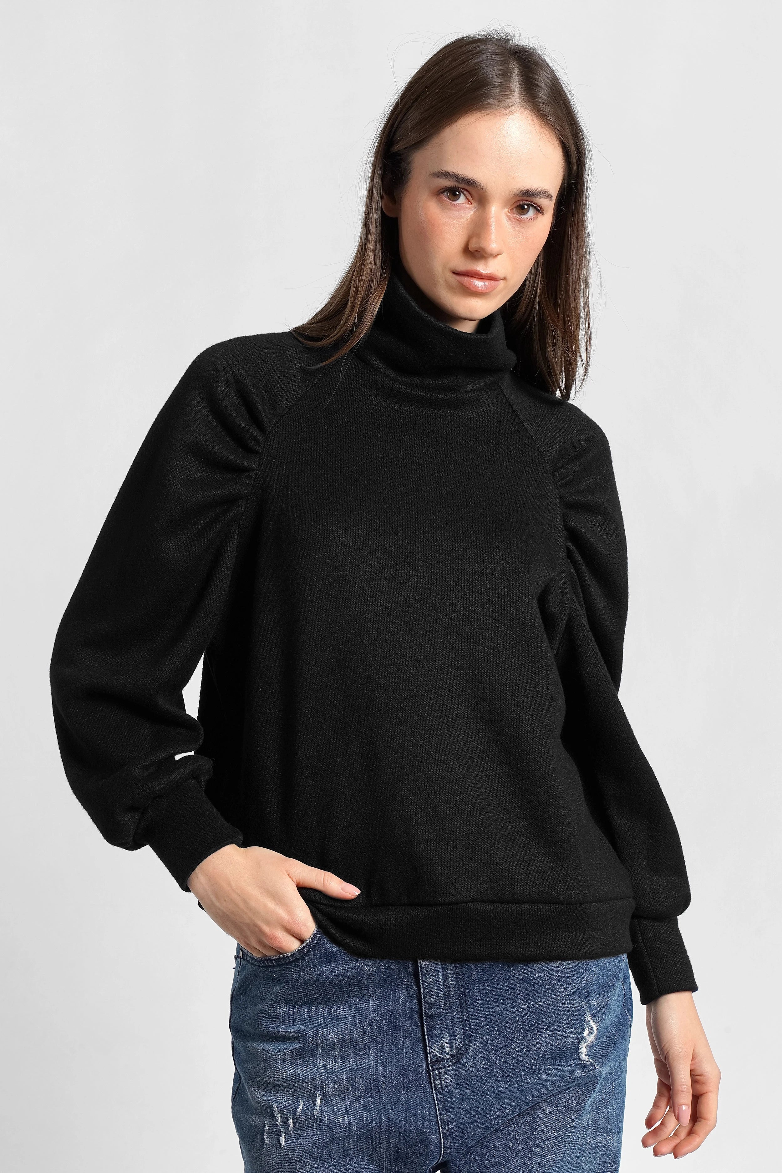 Schwarzes Oberteil aus softem Feinstrick mit Stehkragen und Raglanärmeln, lässiger Regular Fit