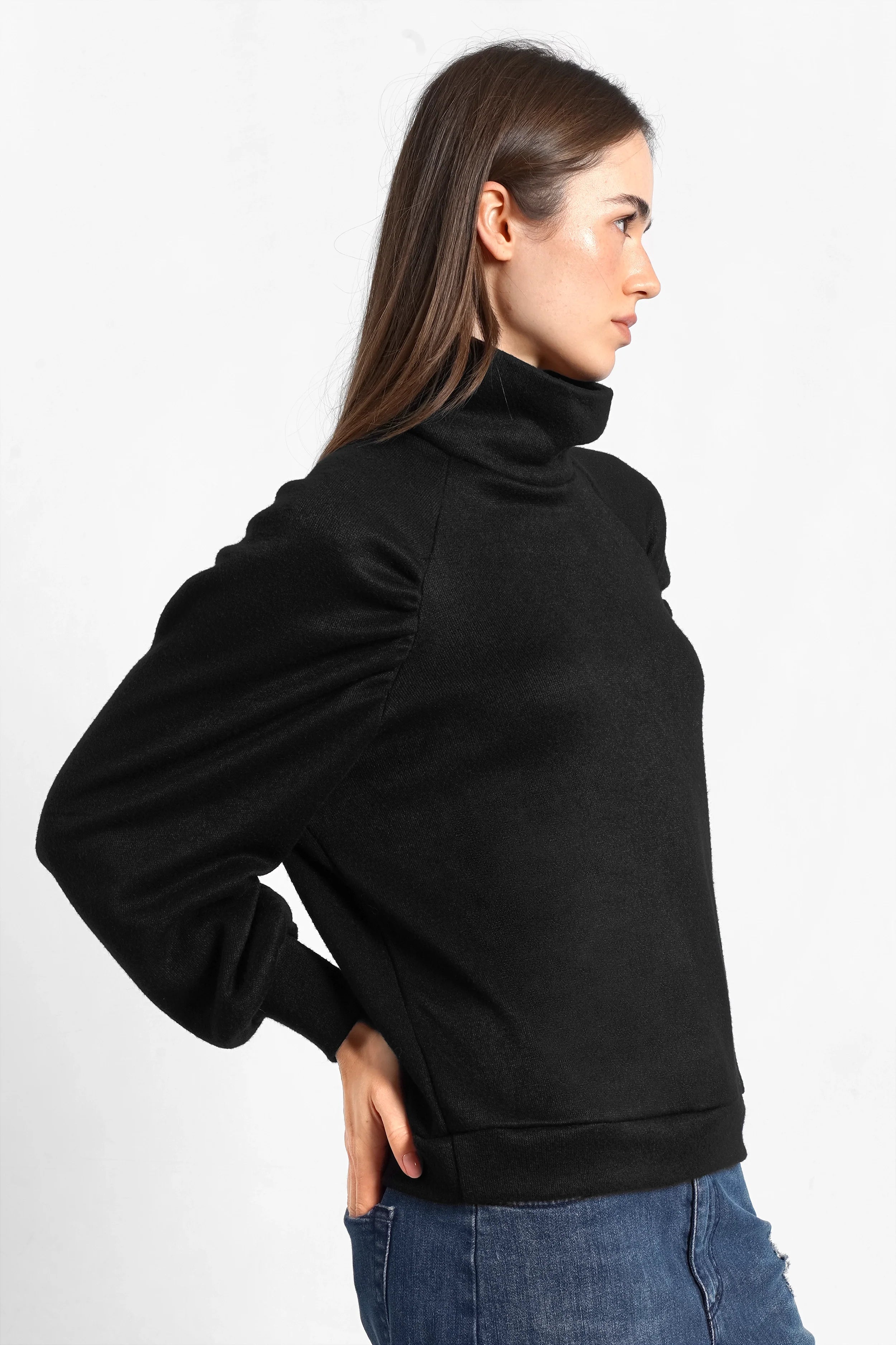 Schwarzes Oberteil aus softem flauschigem Feinstrick mit Stehkragen und Raglanärmeln, Regular Fit