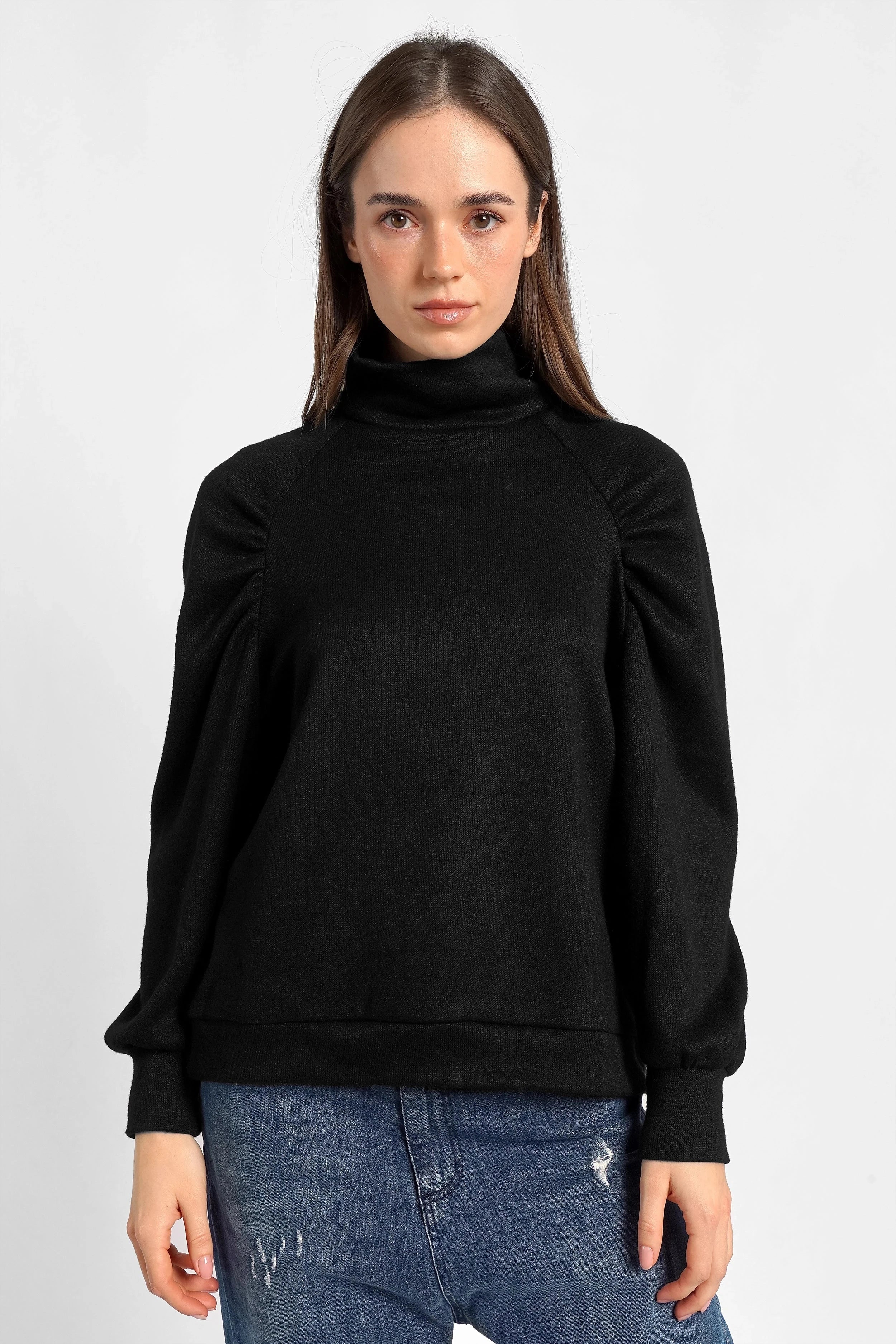Schwarzes Oberteil aus softem Feinstrick mit Stehkragen und Raglanärmeln