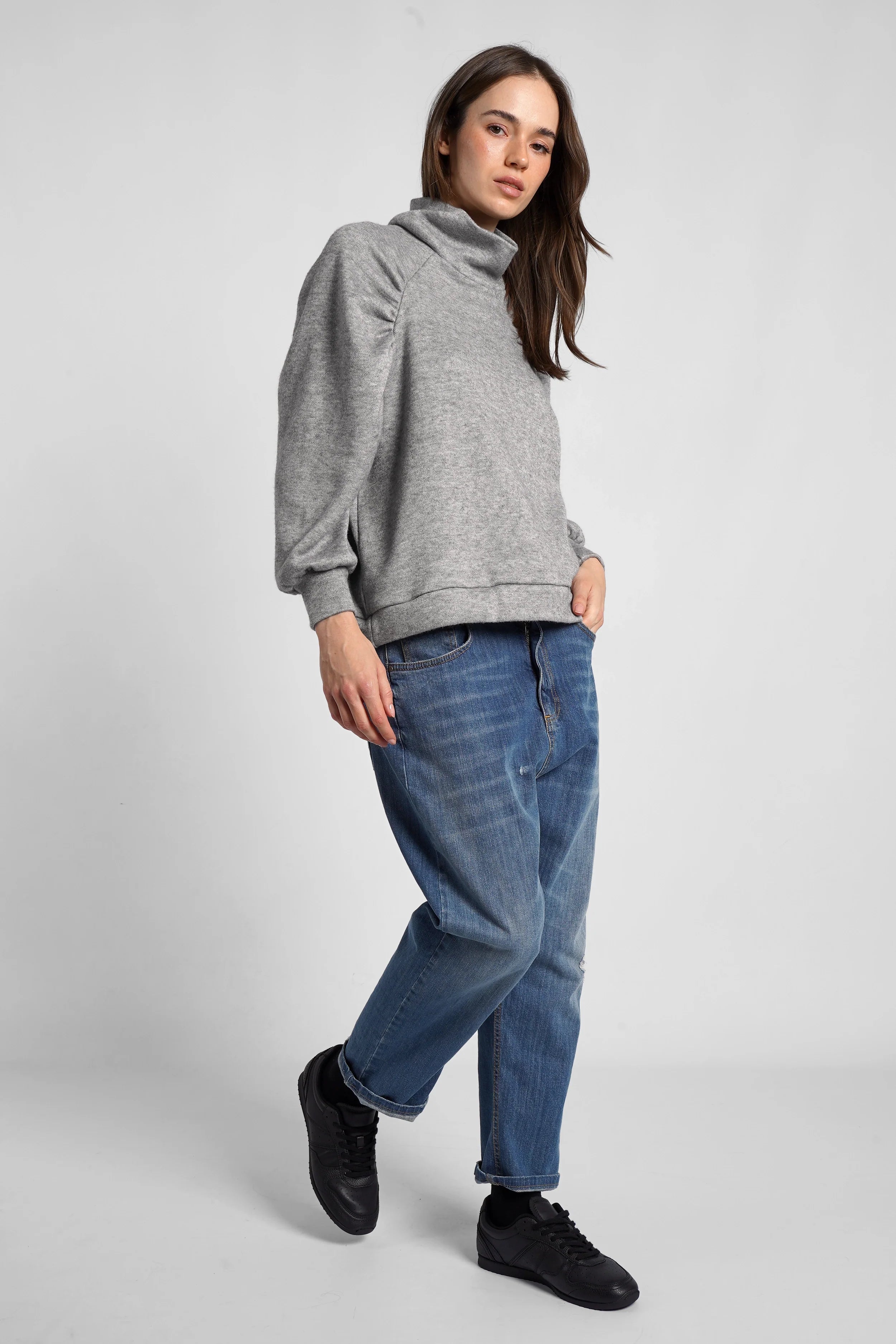 Damen Oberteil aus softem grauem Feinstrick mit hohem Stehkragen und Raglanärmeln