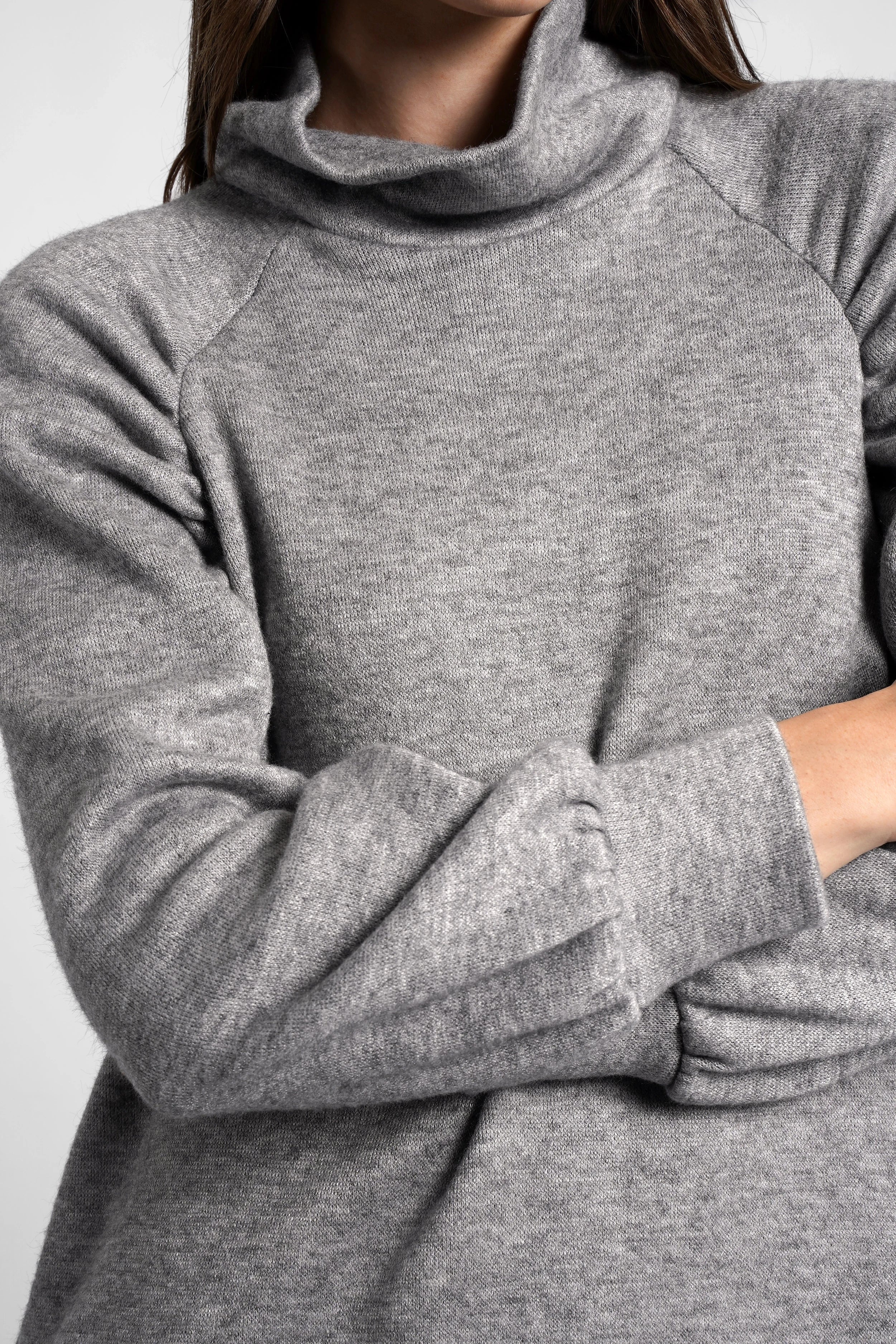 graues Oberteil aus softem Feinstrick mit Stehkragen und Raglanärmeln