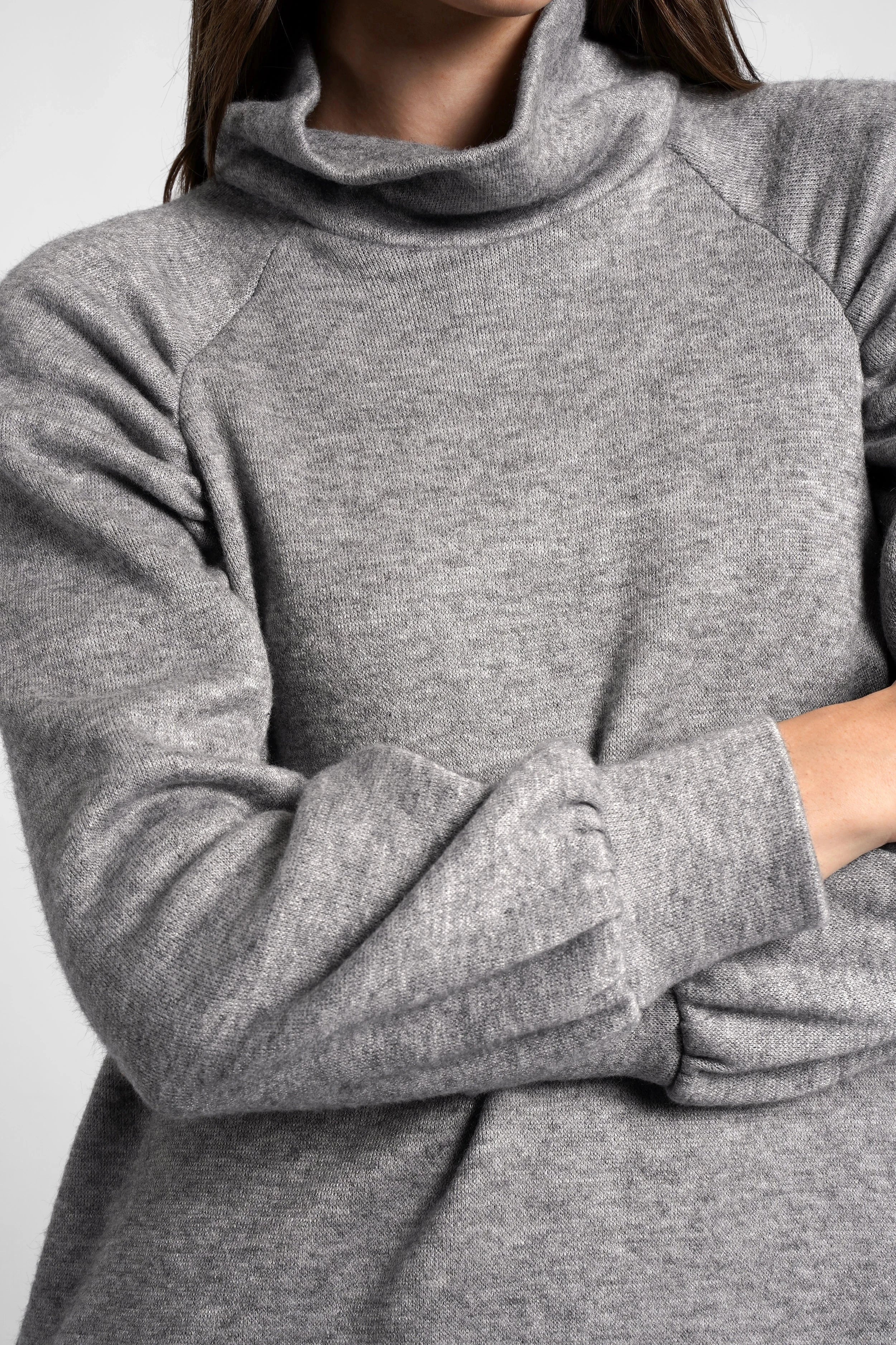 Graues Oberteil aus softem, flauschigem Feinstrick mit Stehkragen und Raglanärmeln