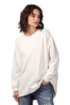 GRACEY.K Sweater in Oversize-Passform mit Rundhalsausschnitt, getragen von Model.