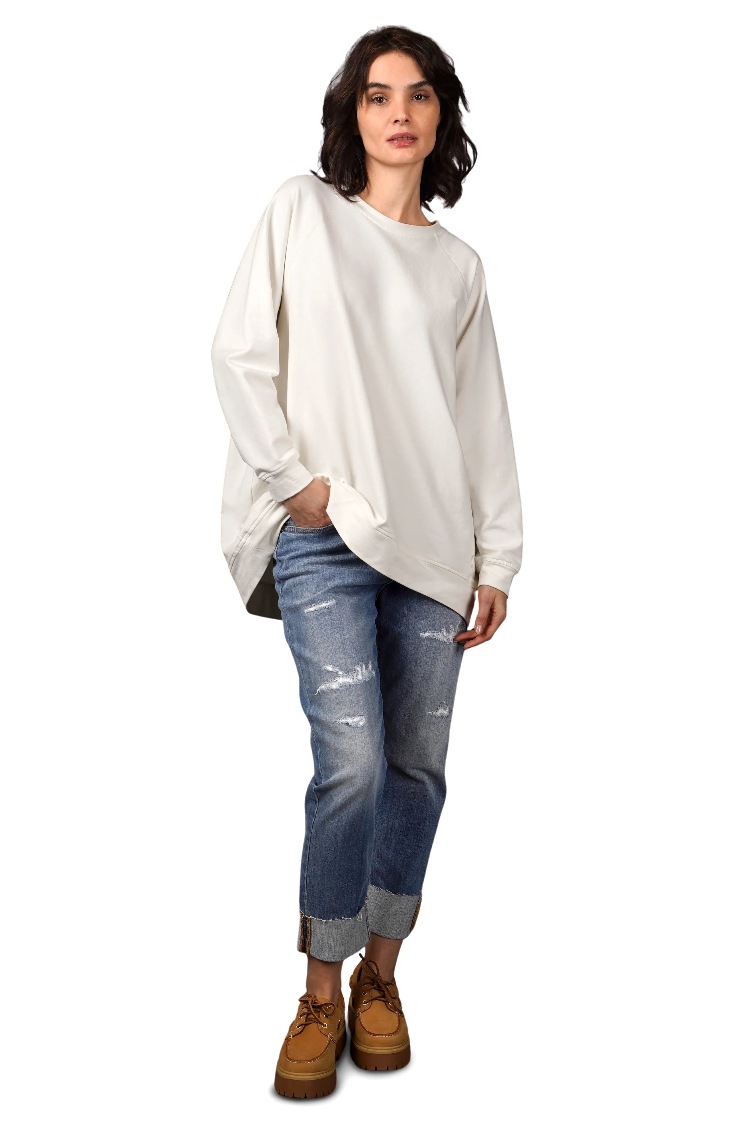 GRACEY.K Sweater in Oversize-Look mit Rundhalsausschnitt und A-Linie getragen von einem Model.