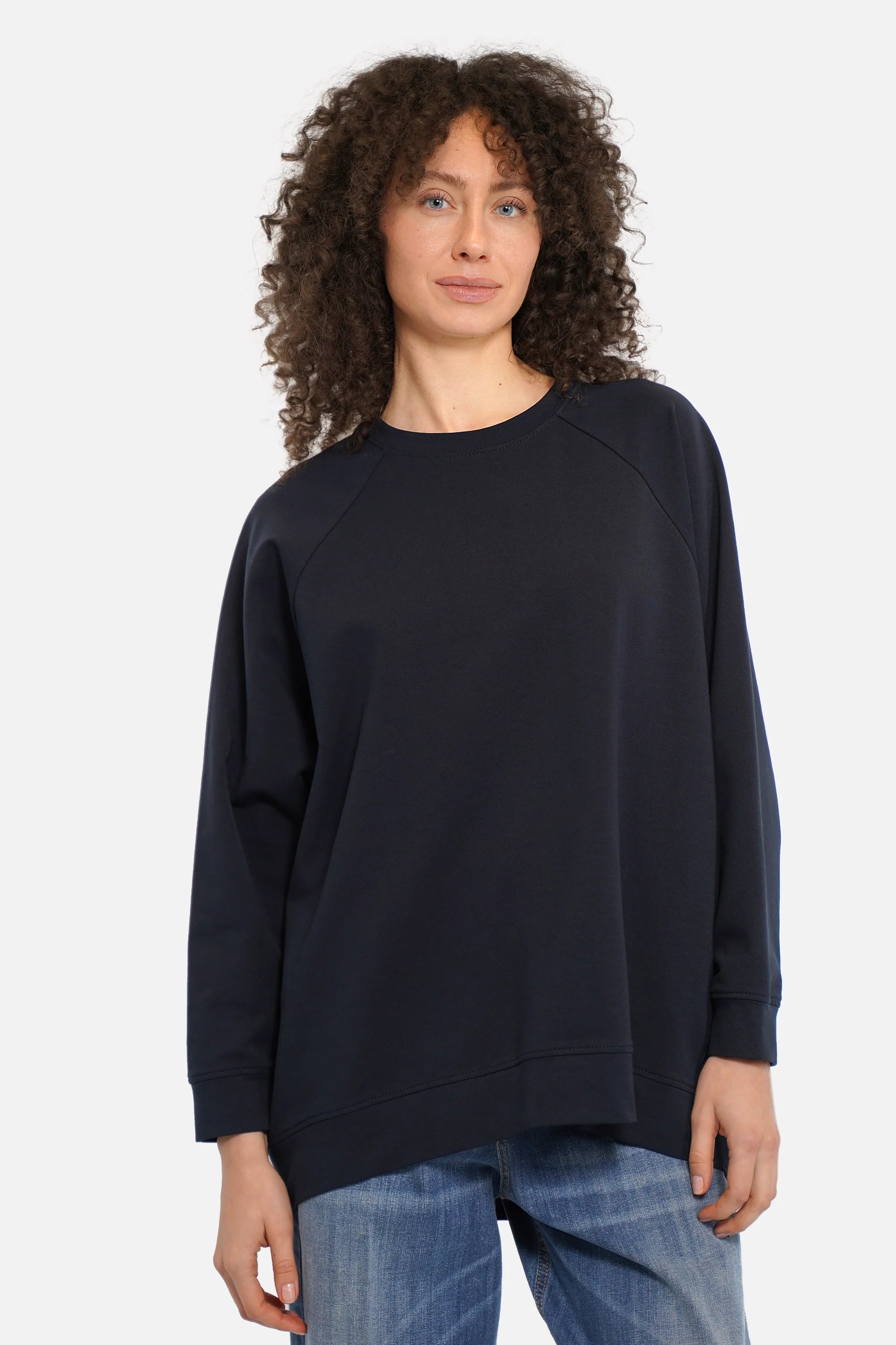 Lässiger GRACEY.K Sweater mit A-Linie, Raglanärmeln und tonaler Logo-Stickerei in Oversize-Passung