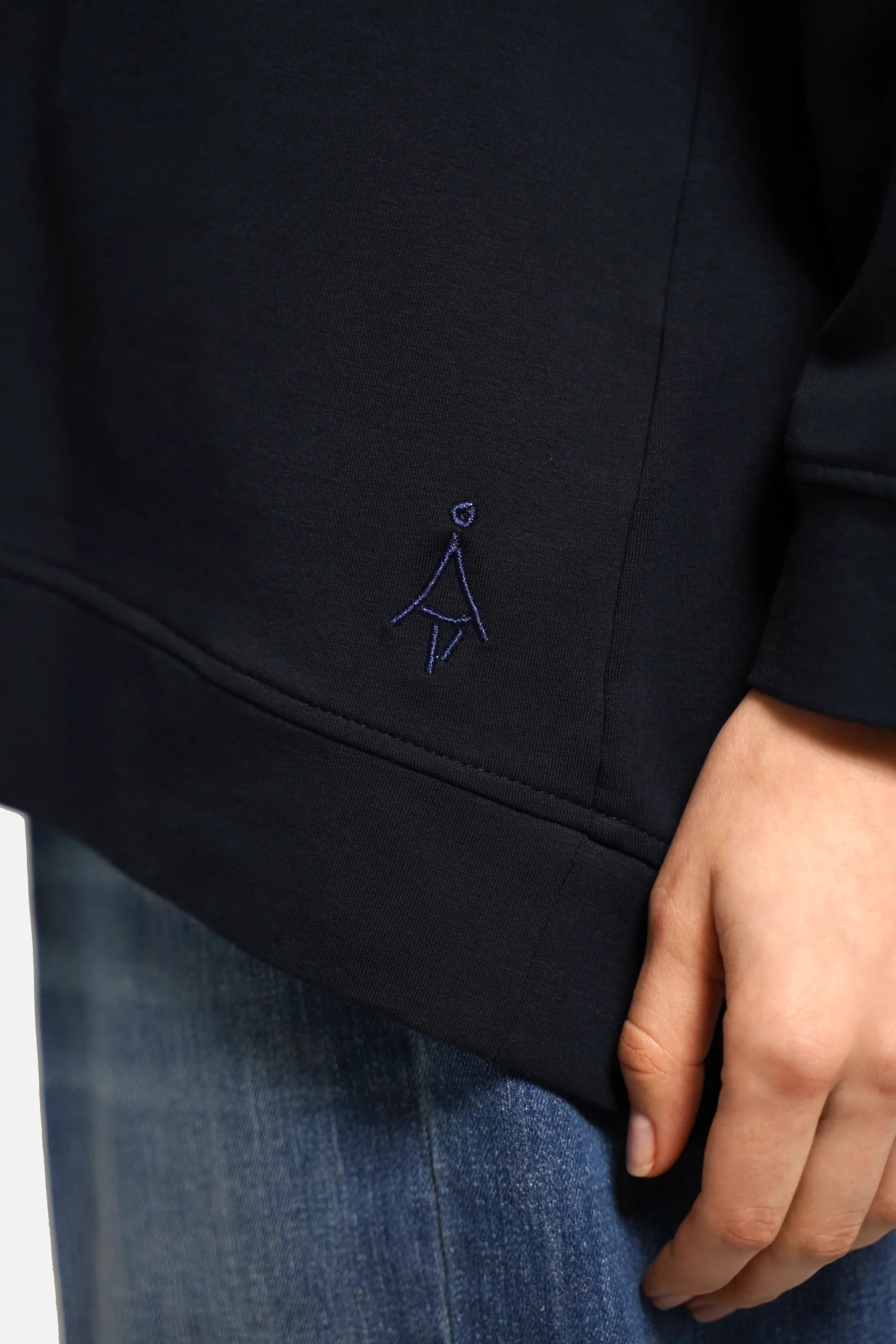 Lässiger GRACEY.K Sweater mit A-Linie, Raglanärmeln und tonaler Logo-Stickerei