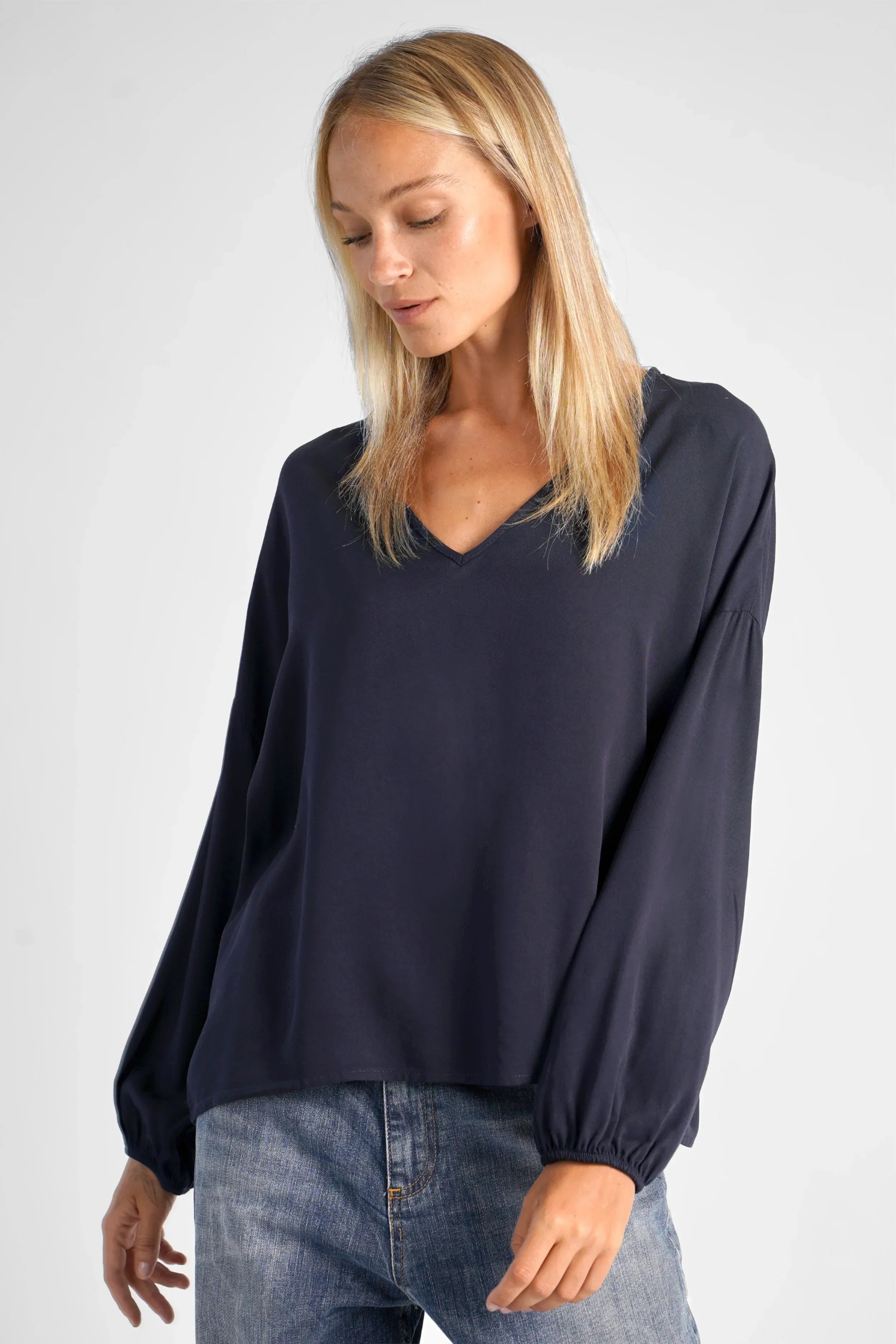 Damen GRETA.K V-Neck Bluse aus leichter Viskose mit V-Ausschnitt und Ballonärmeln in Dunkelblau