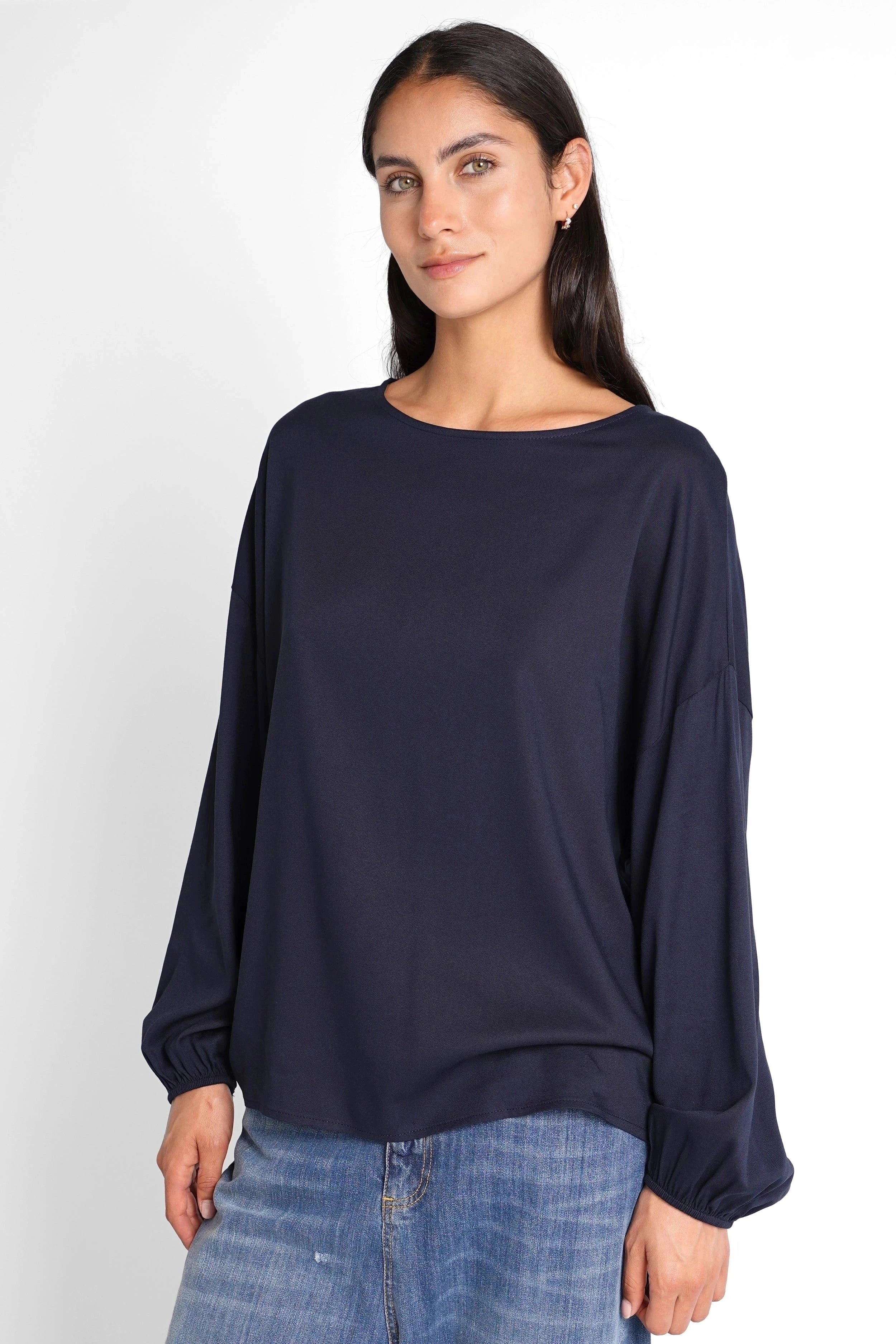 Feminine Greta.K Bluse navy relaxed fit blouse with round neckline and elastic cuffs