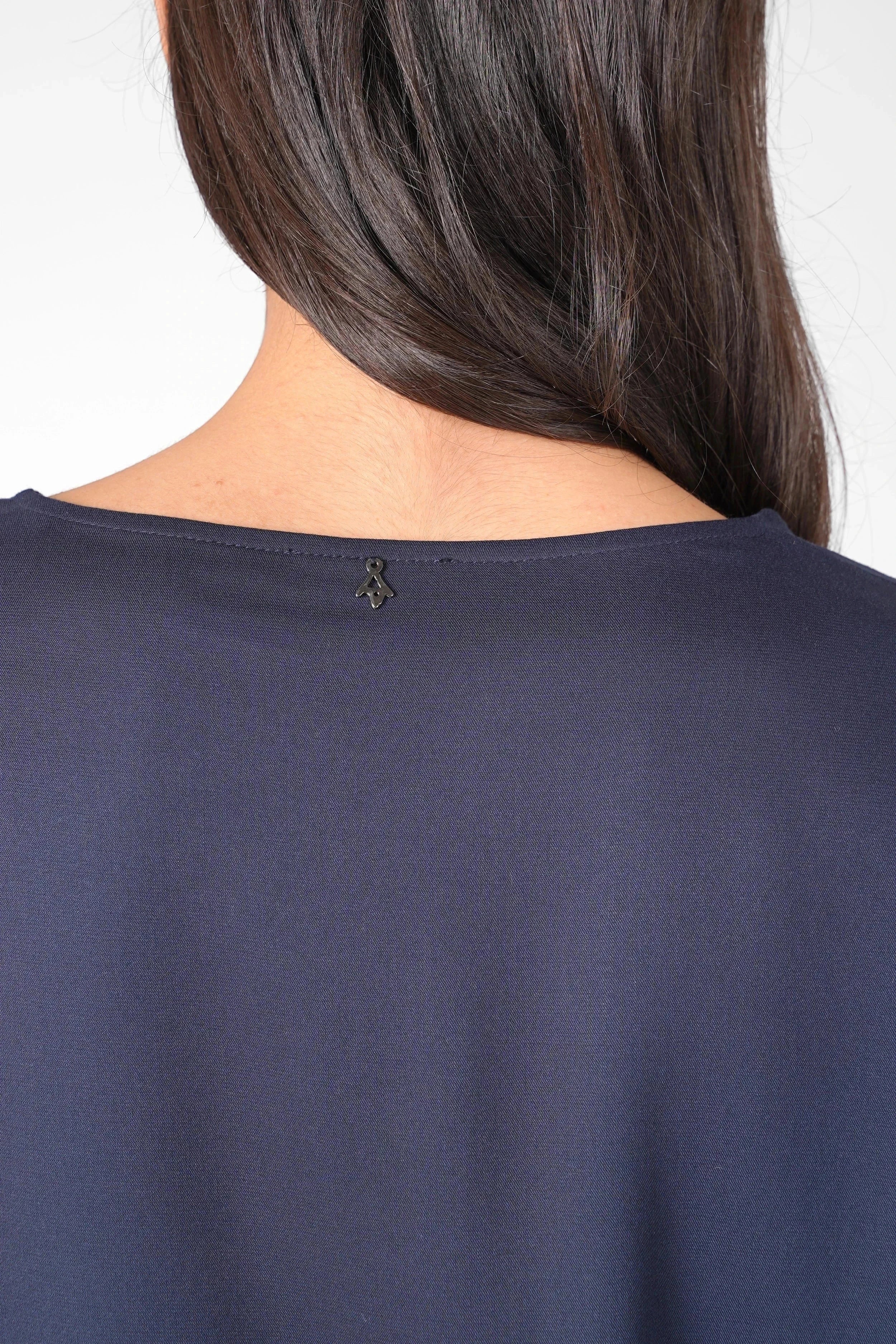 Rückansicht der Greta.K Bluse aus feiner Twill Viskose mit Rundhalsausschnitt und lockerem Schnitt in Dunkelblau