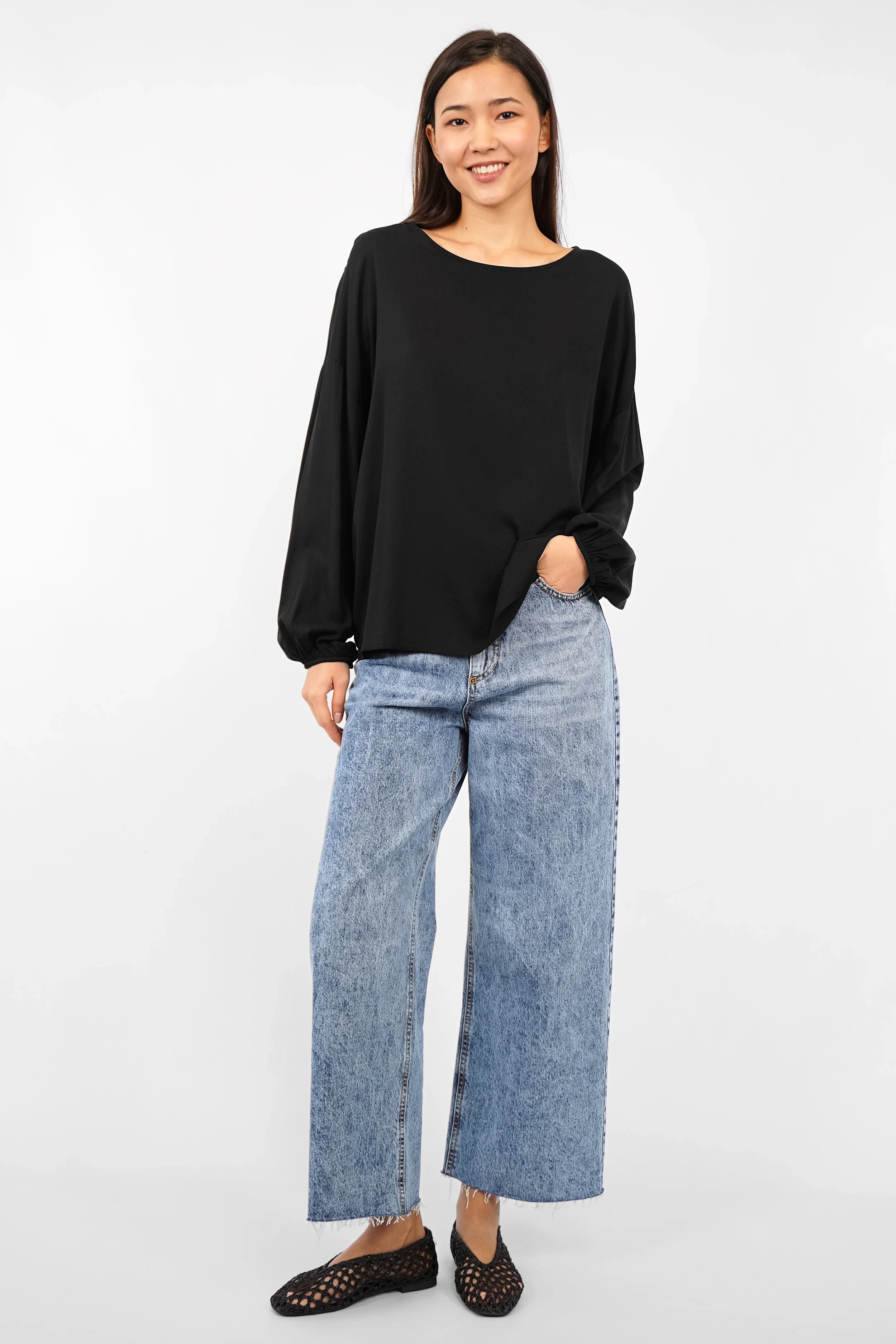 Locker geschnittene GRETA.K Bluse aus Twill Viskose mit Rundhalsausschnitt und langen Ärmeln