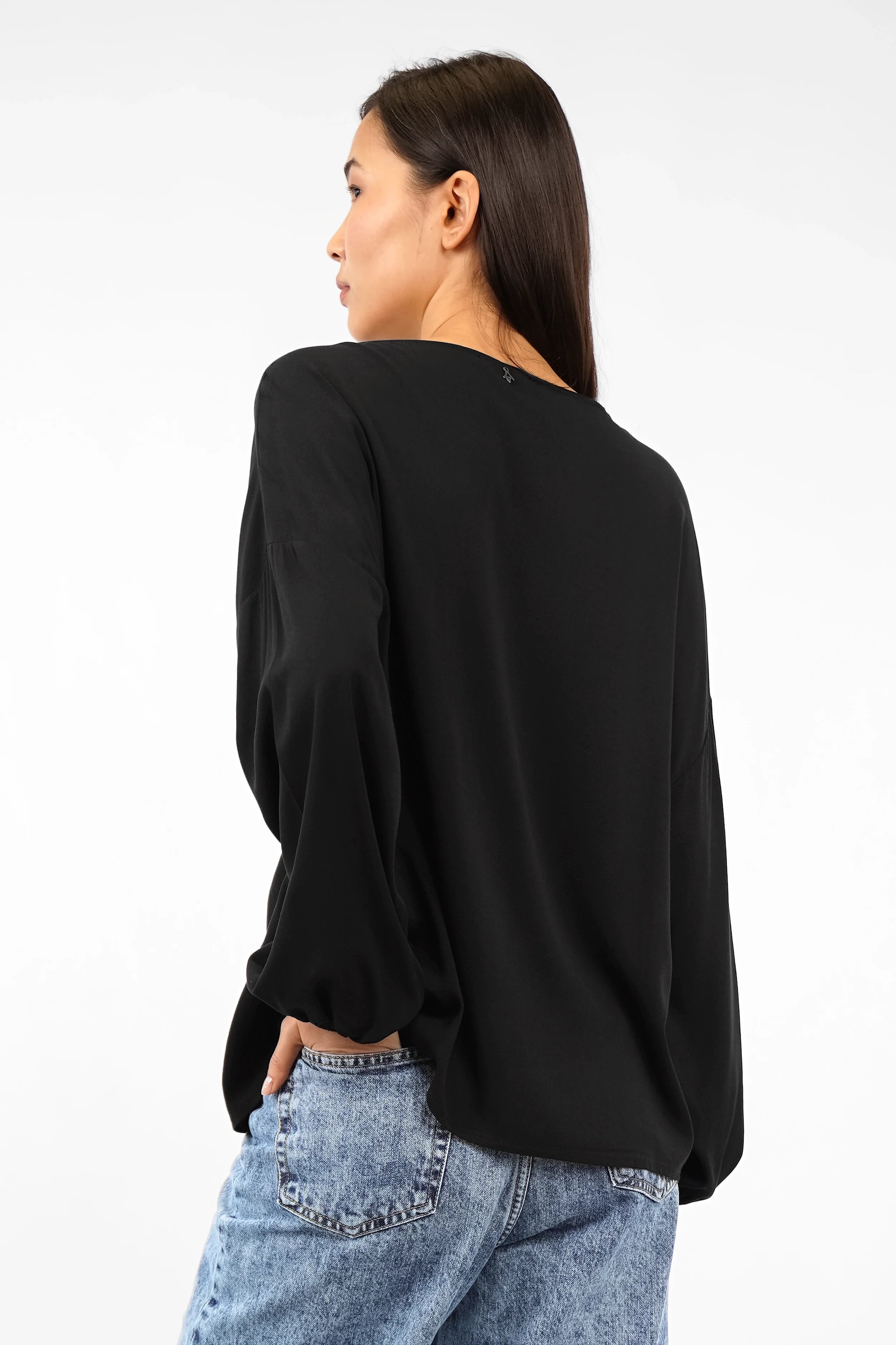 Locker geschnittene GRETA.K Bluse mit Rundhalsausschnitt und langen Ärmeln aus feiner Twill Viskose