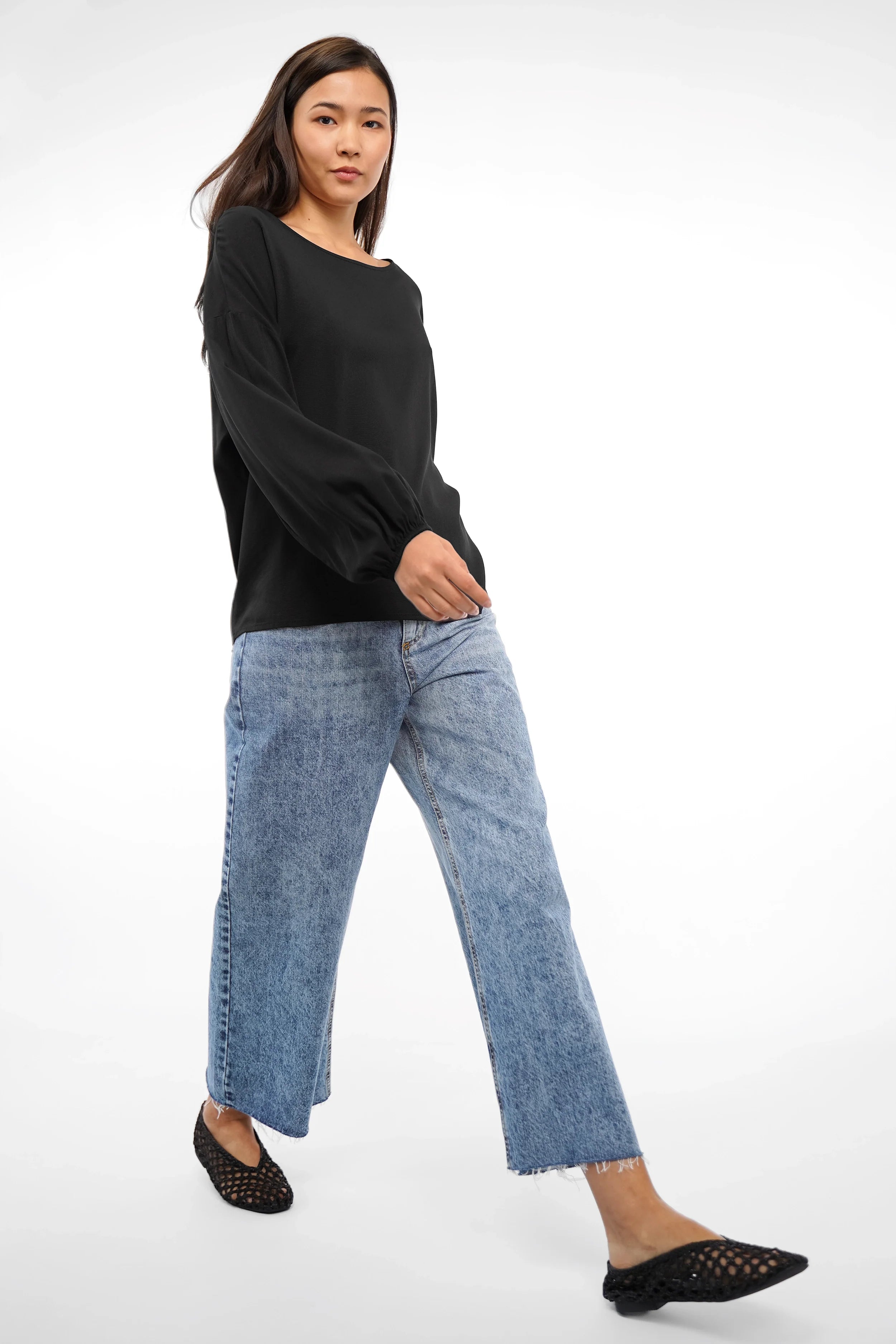 Locker geschnittene GRETA.K Bluse aus Twill Viskose mit Rundhalsausschnitt und langen Ärmeln