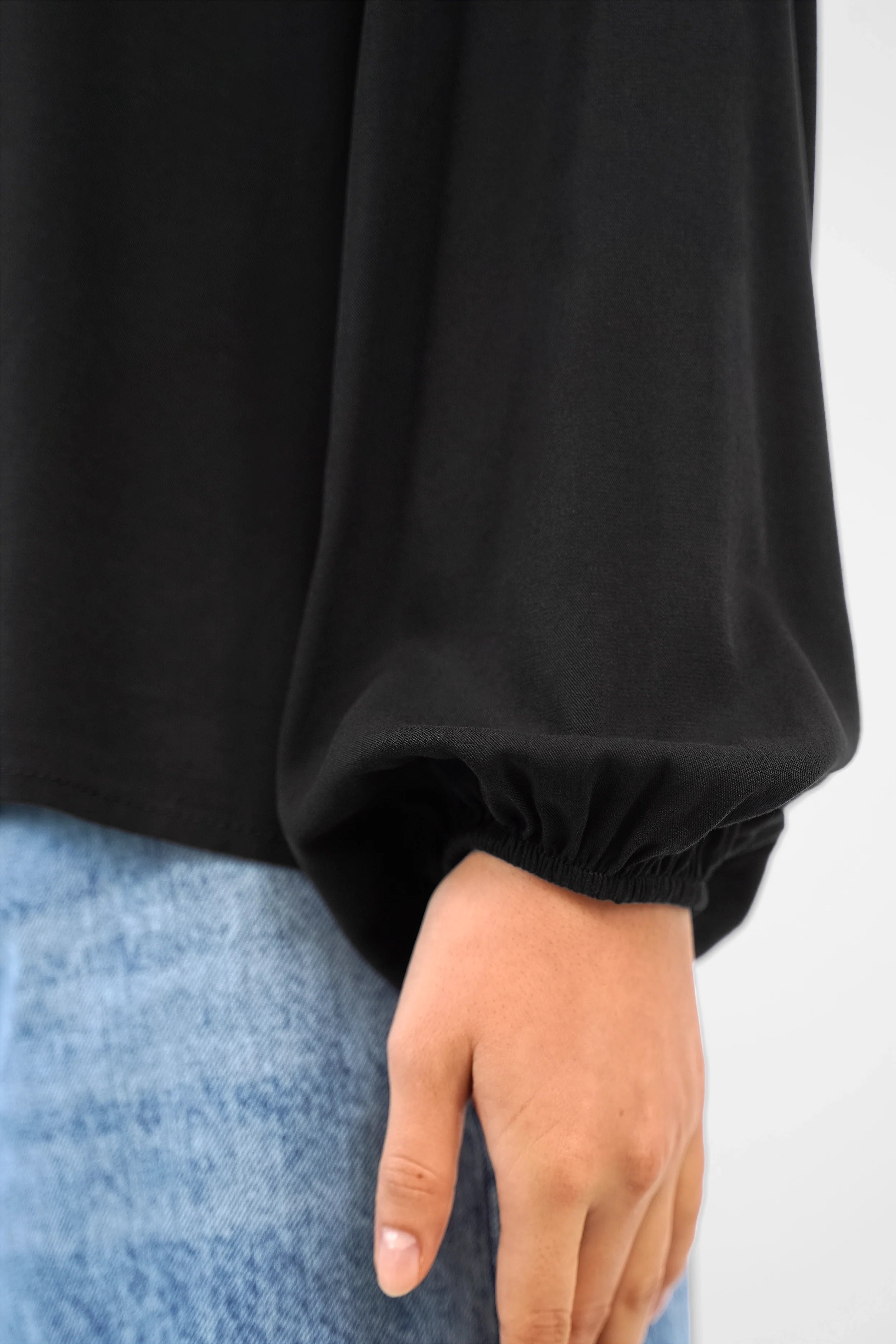 Locker geschnittene GRETA.K Bluse aus Twill Viskose mit Rundhalsausschnitt und langen Ärmeln