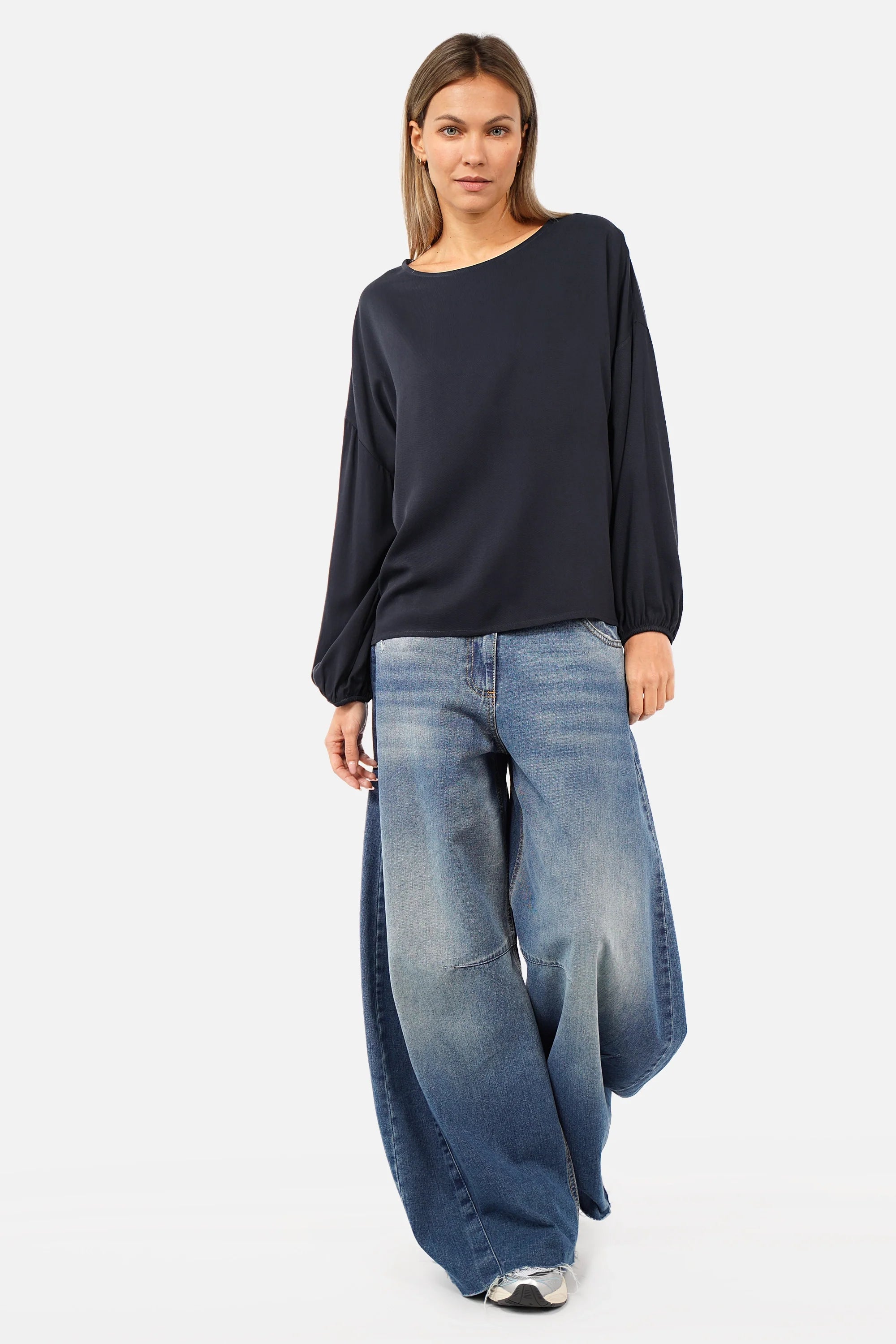 Greta.K Bluse locker geschnitten mit Rundhalsausschnitt und langen Ärmeln aus weicher Twill Viskose