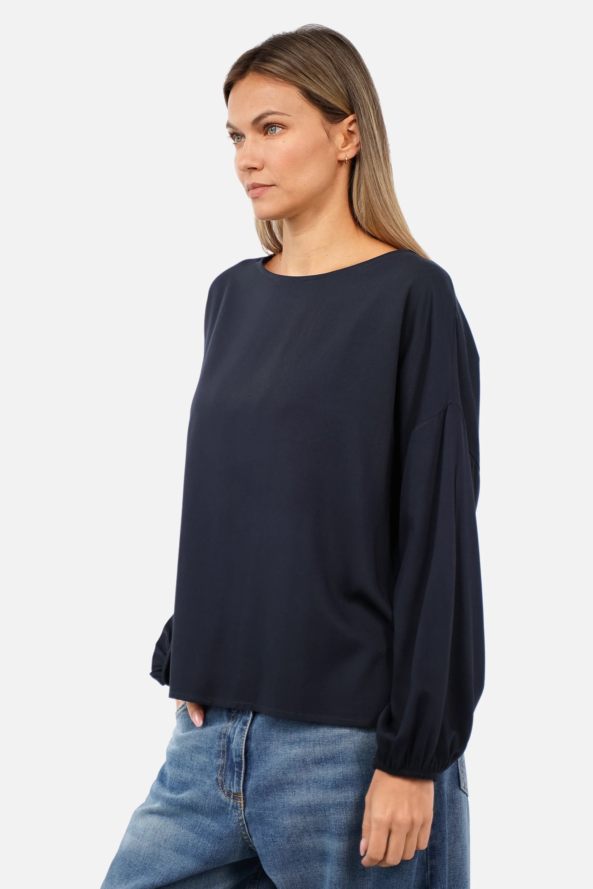 Locker geschnittene Greta.K Bluse aus feiner Twill Viskose mit Rundhalsausschnitt und elastischen Ärmeln