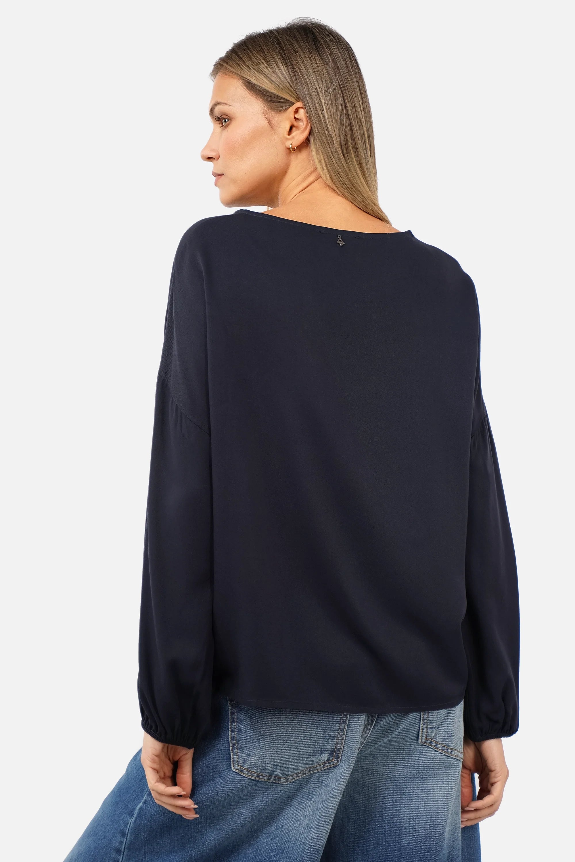 Locker geschnittene Greta.K Bluse aus feiner Twill Viskose mit Rundhalsausschnitt und langen Ärmeln