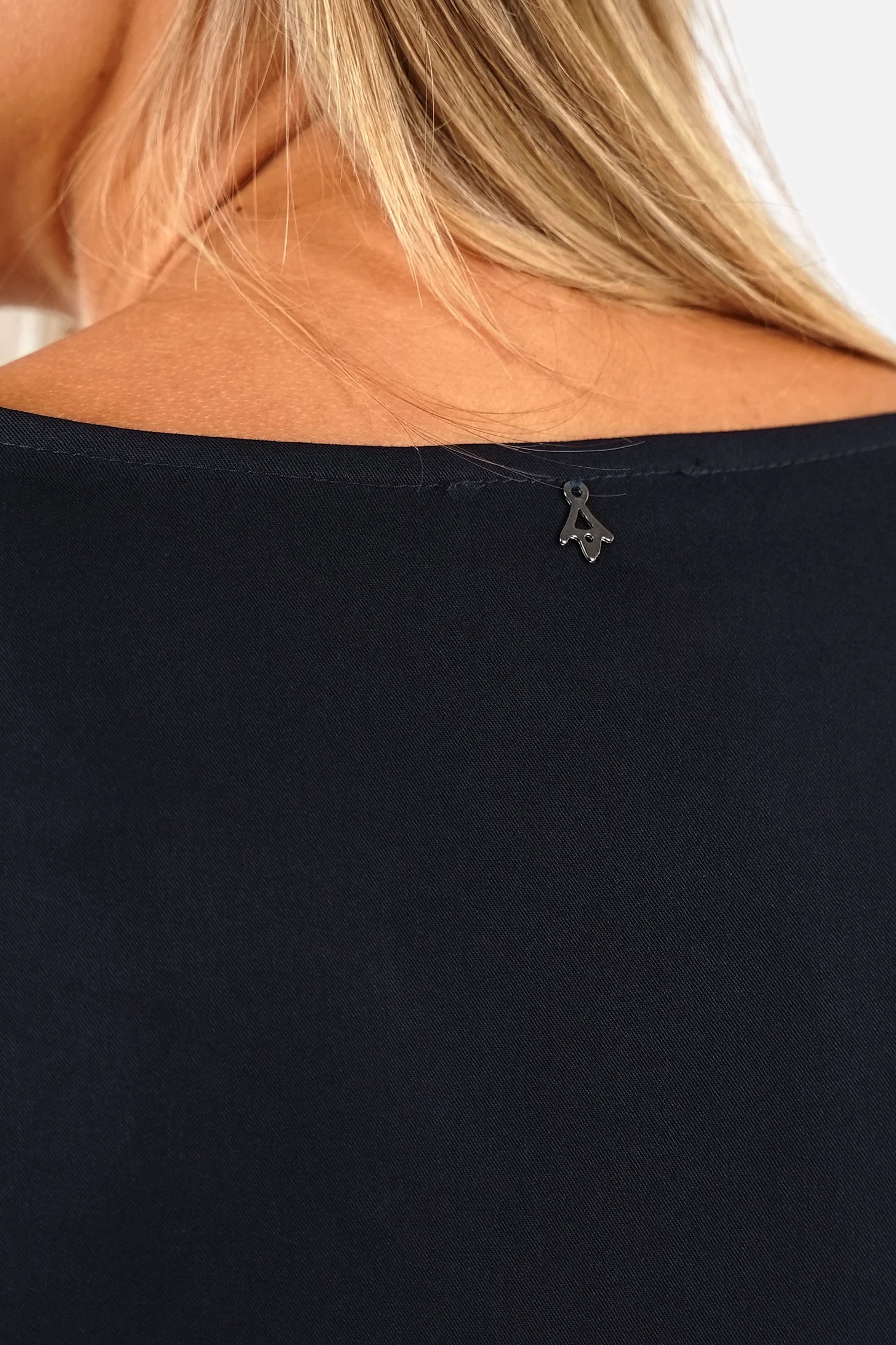 Locker sitzende Greta.K Bluse aus feiner Twill Viskose mit Rundhalsausschnitt und langen Ärmeln.