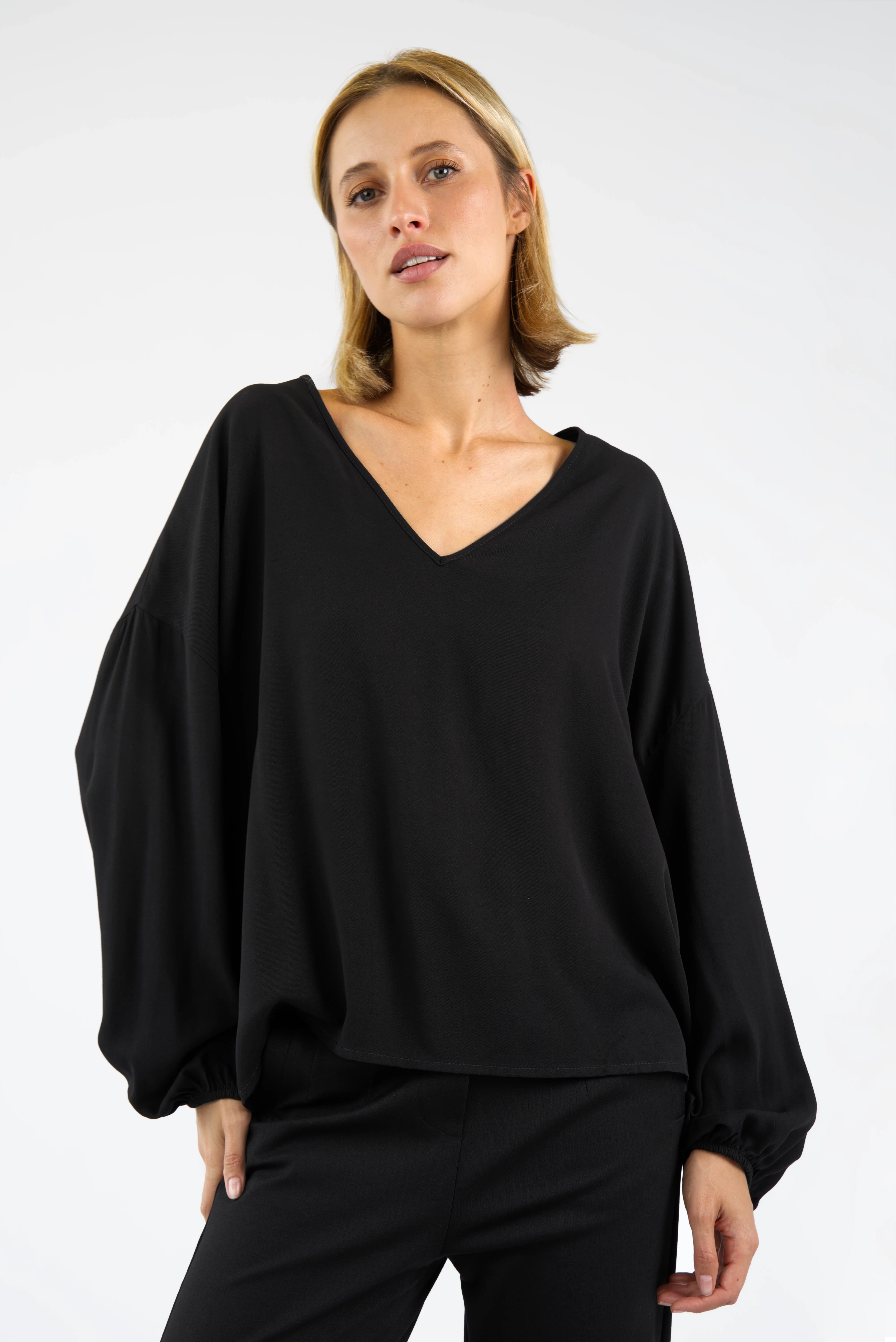 Schwarze GRETA.K V-Neck Bluse aus leichter Viskose mit Ballonärmeln und lockerem Schnitt