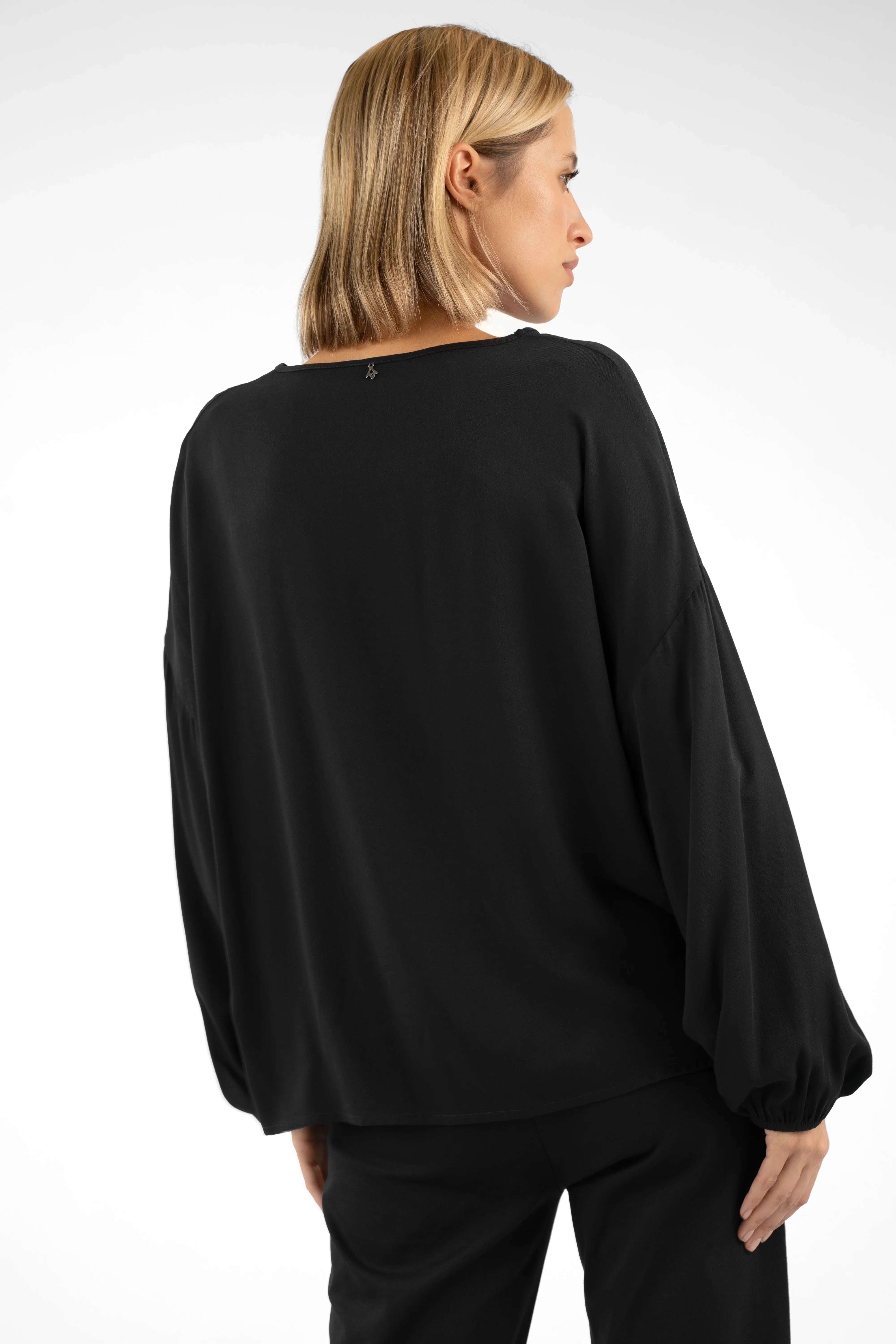 Damen GRETA.K V-Neck Bluse aus leichter Viskose mit Ballonärmeln und lockerem Schnitt in Schwarz