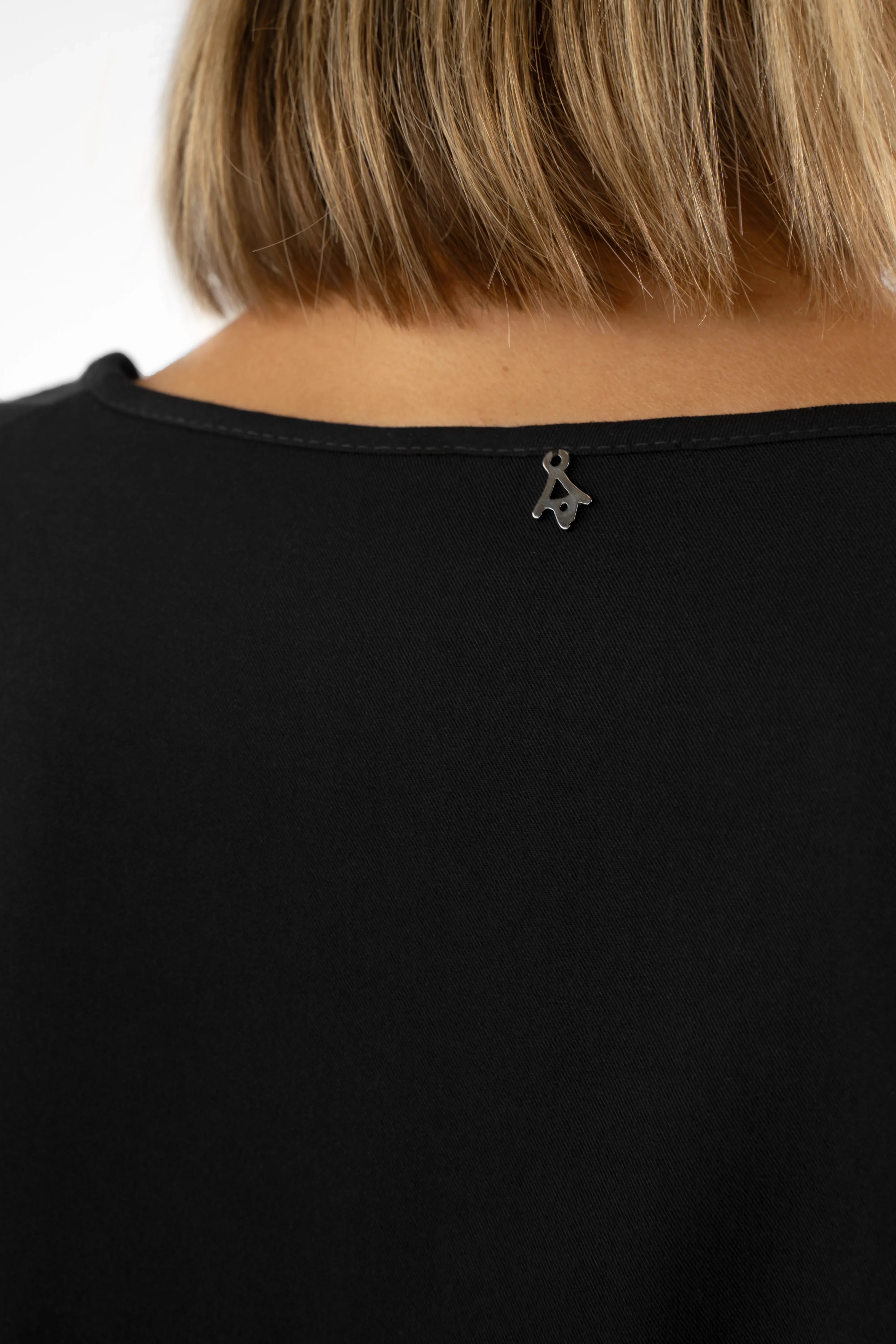 Close-up of GRETA.K V-Neck Bluse back detail in black soft twill viscose fabric