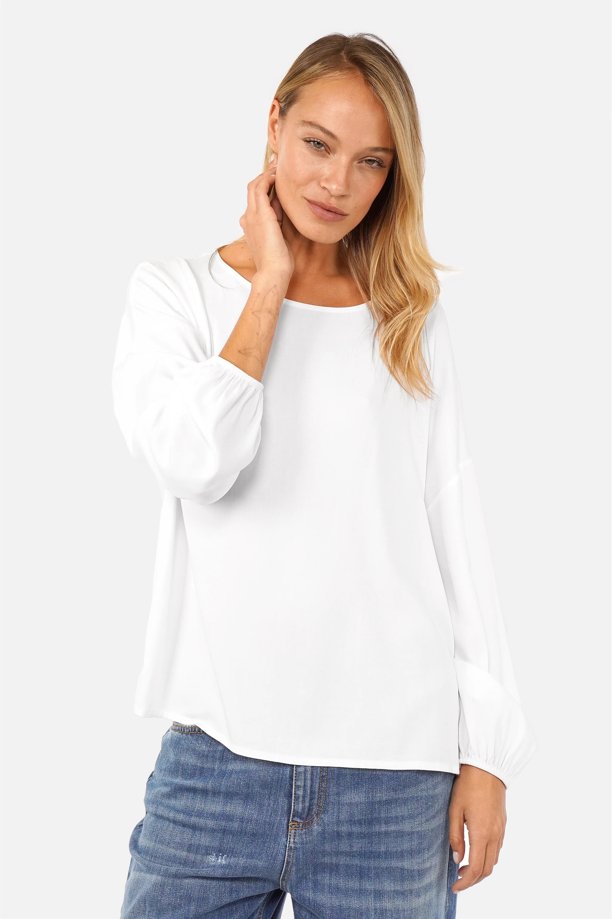 Lockere GRETA.K Schlupfbluse aus feiner Twill-Viskose mit Rundhalsausschnitt und langen Ärmeln